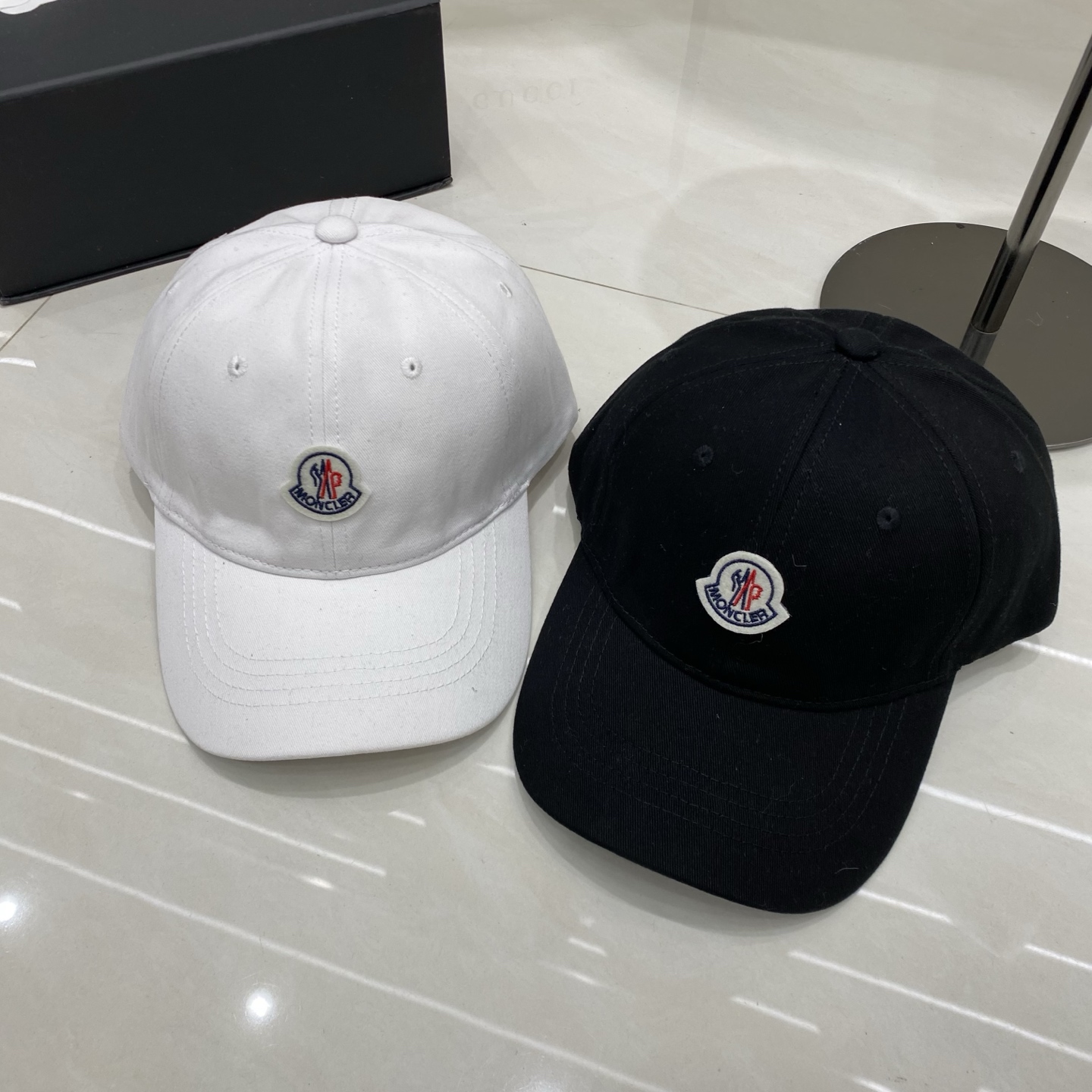 🎀Moncler 经典刺绣棒球帽 黑白两色的极简廓形，让Moncler的奢华感回归本质。正面刺绣徽标低调