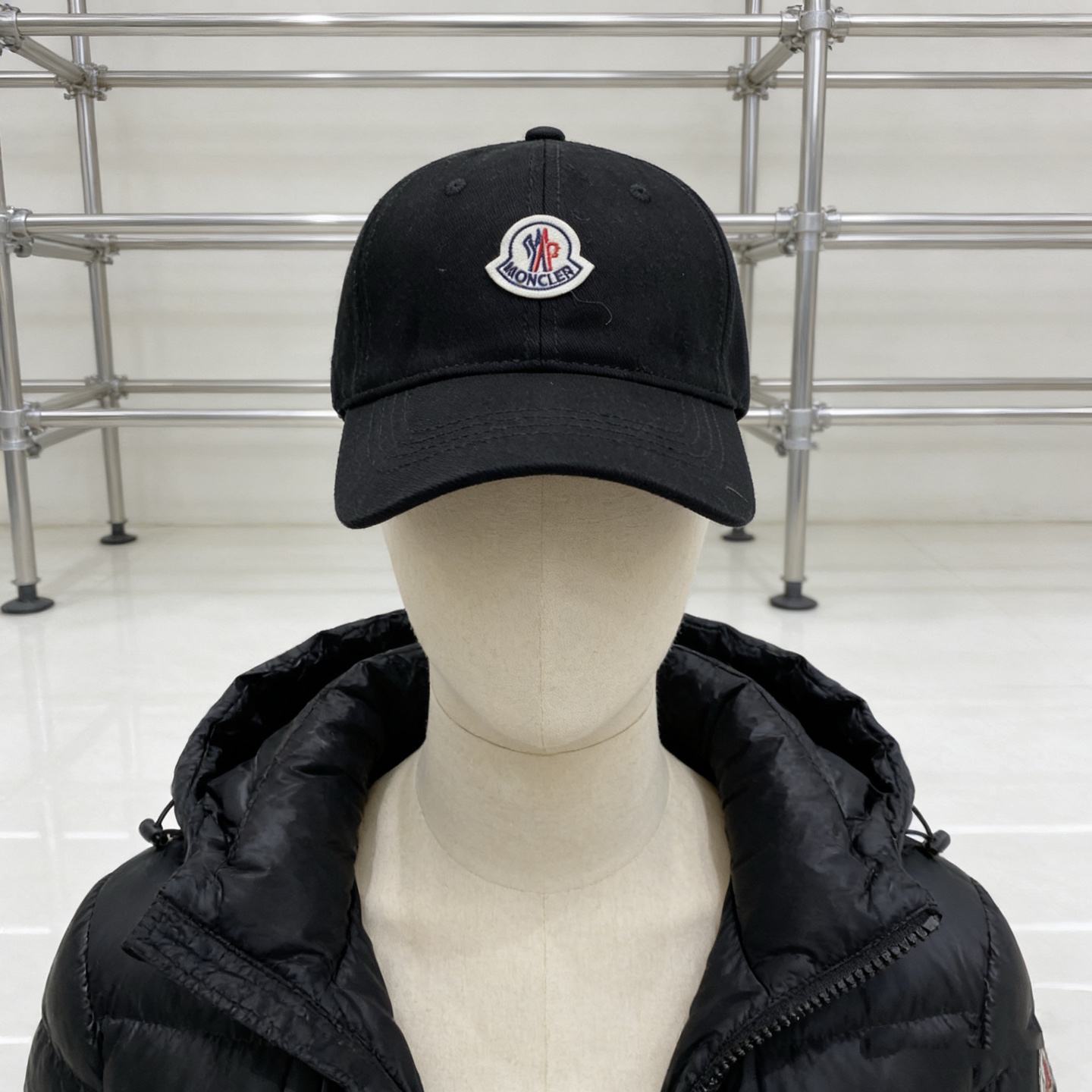 🎀Moncler 经典刺绣棒球帽 黑白两色的极简廓形，让Moncler的奢华感回归本质。正面刺绣徽标低调