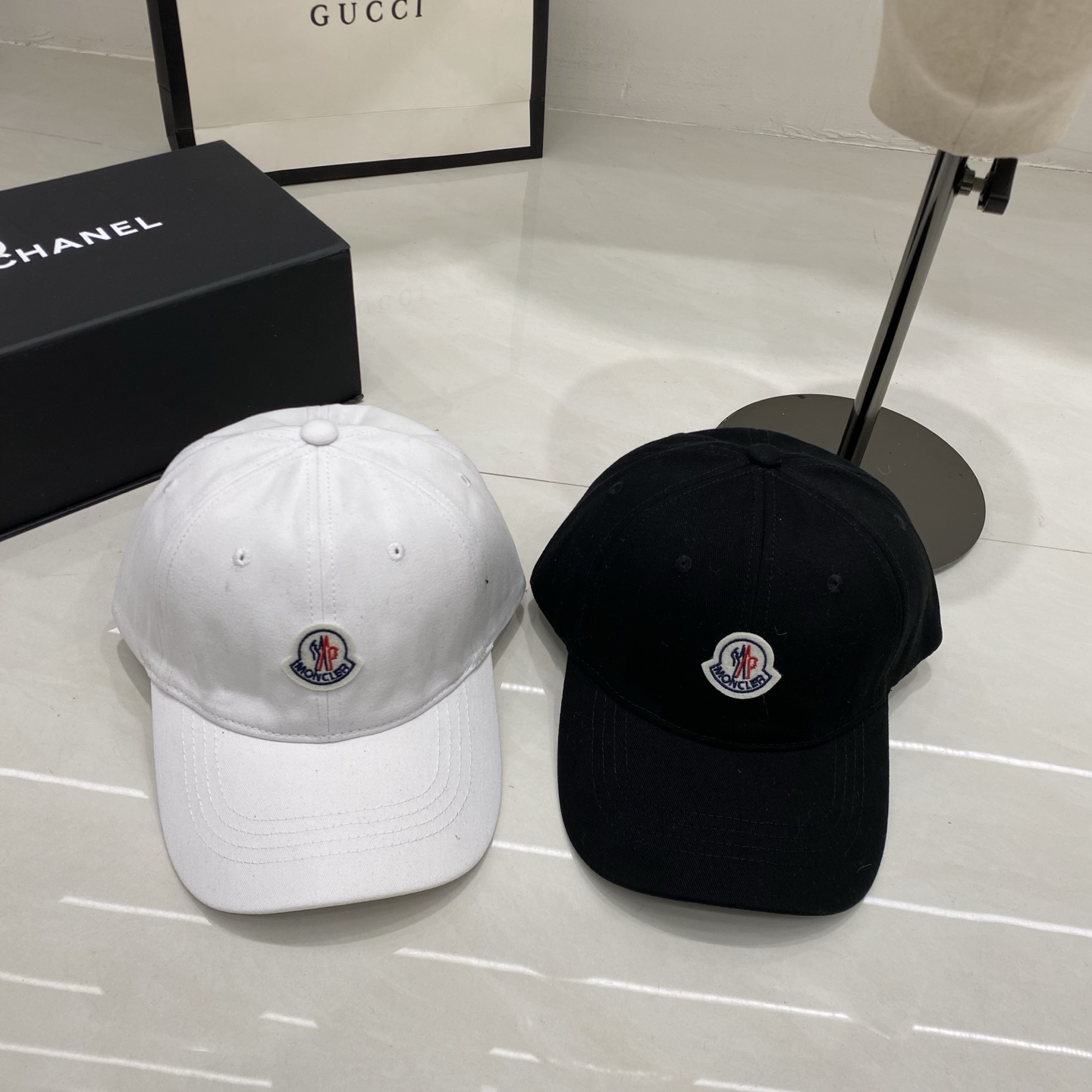 🎀Moncler 经典刺绣棒球帽 黑白两色的极简廓形，让Moncler的奢华感回归本质。正面刺绣徽标低调