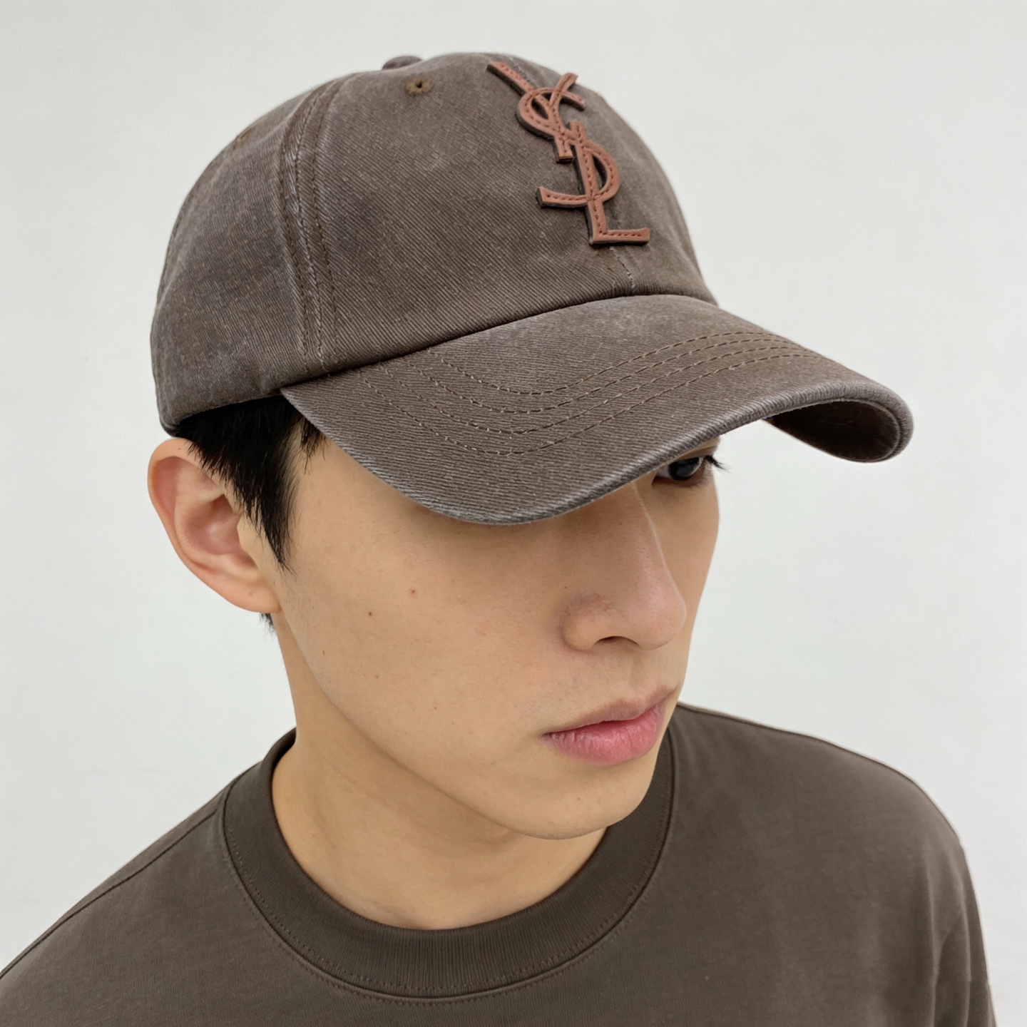 🎀Saint Laurent 做旧皮革Logo棒球帽：水洗牛仔面料搭配立体皮革徽标，将品牌的摇滚基因与复