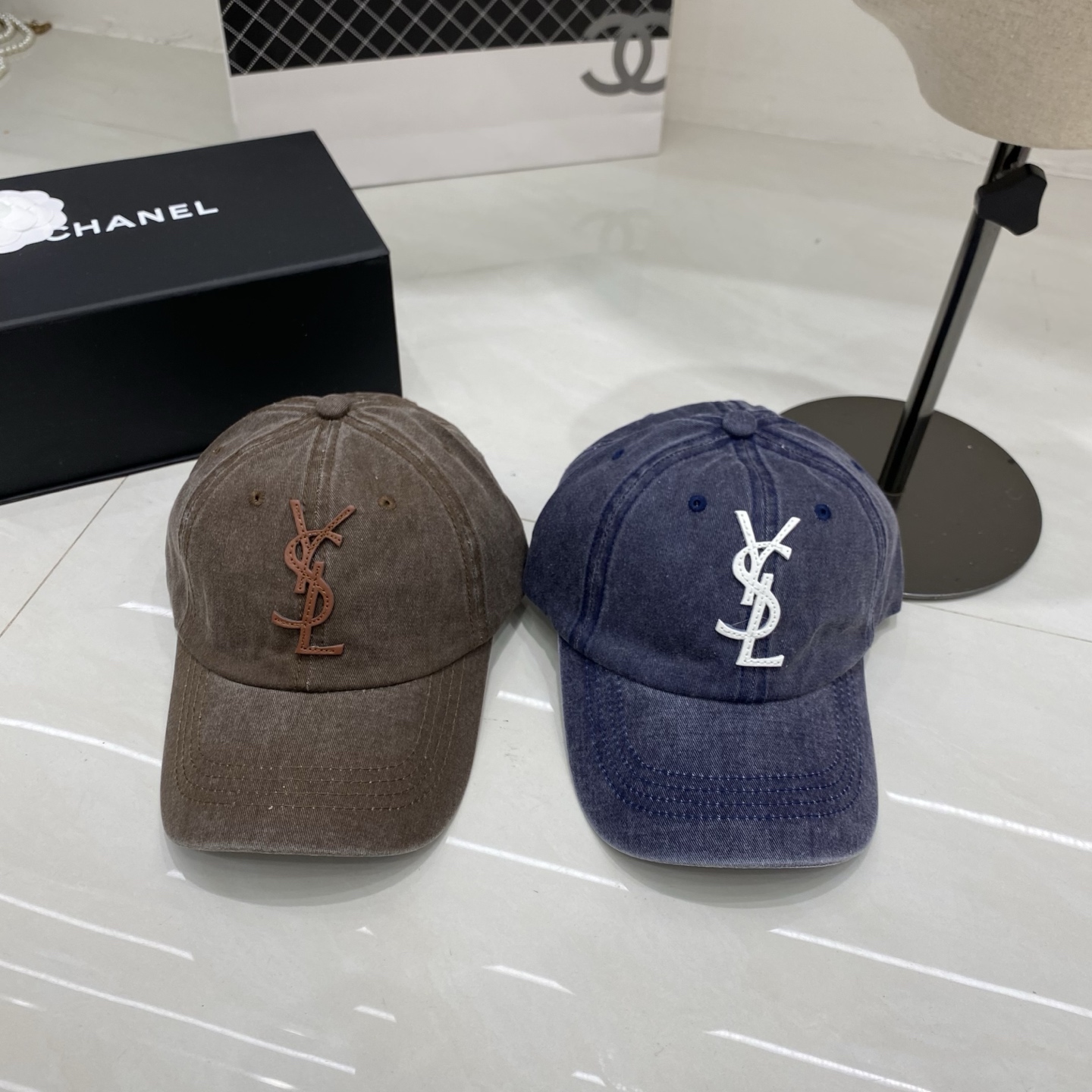 🎀Saint Laurent 做旧皮革Logo棒球帽：水洗牛仔面料搭配立体皮革徽标，将品牌的摇滚基因与复