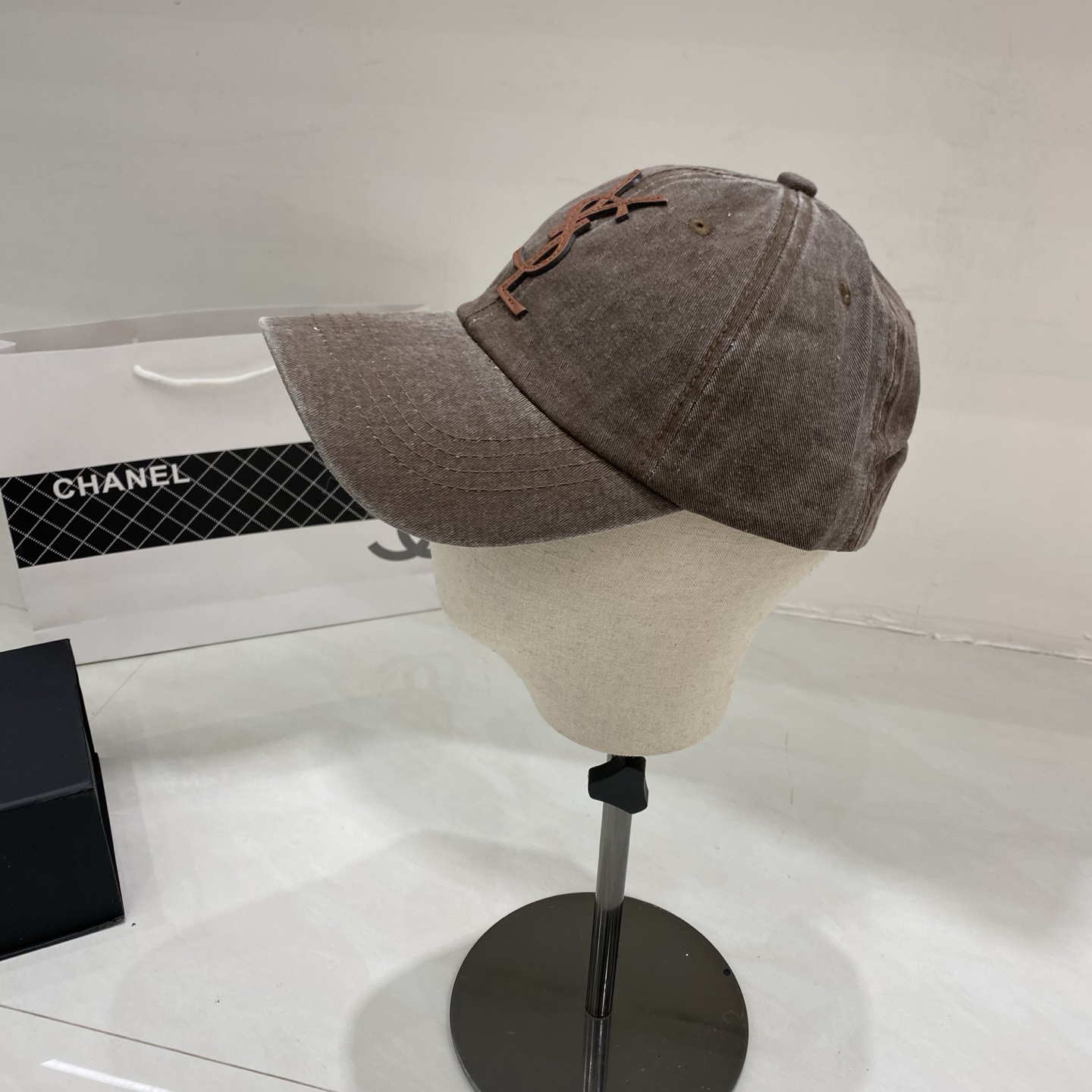 🎀Saint Laurent 做旧皮革Logo棒球帽：水洗牛仔面料搭配立体皮革徽标，将品牌的摇滚基因与复