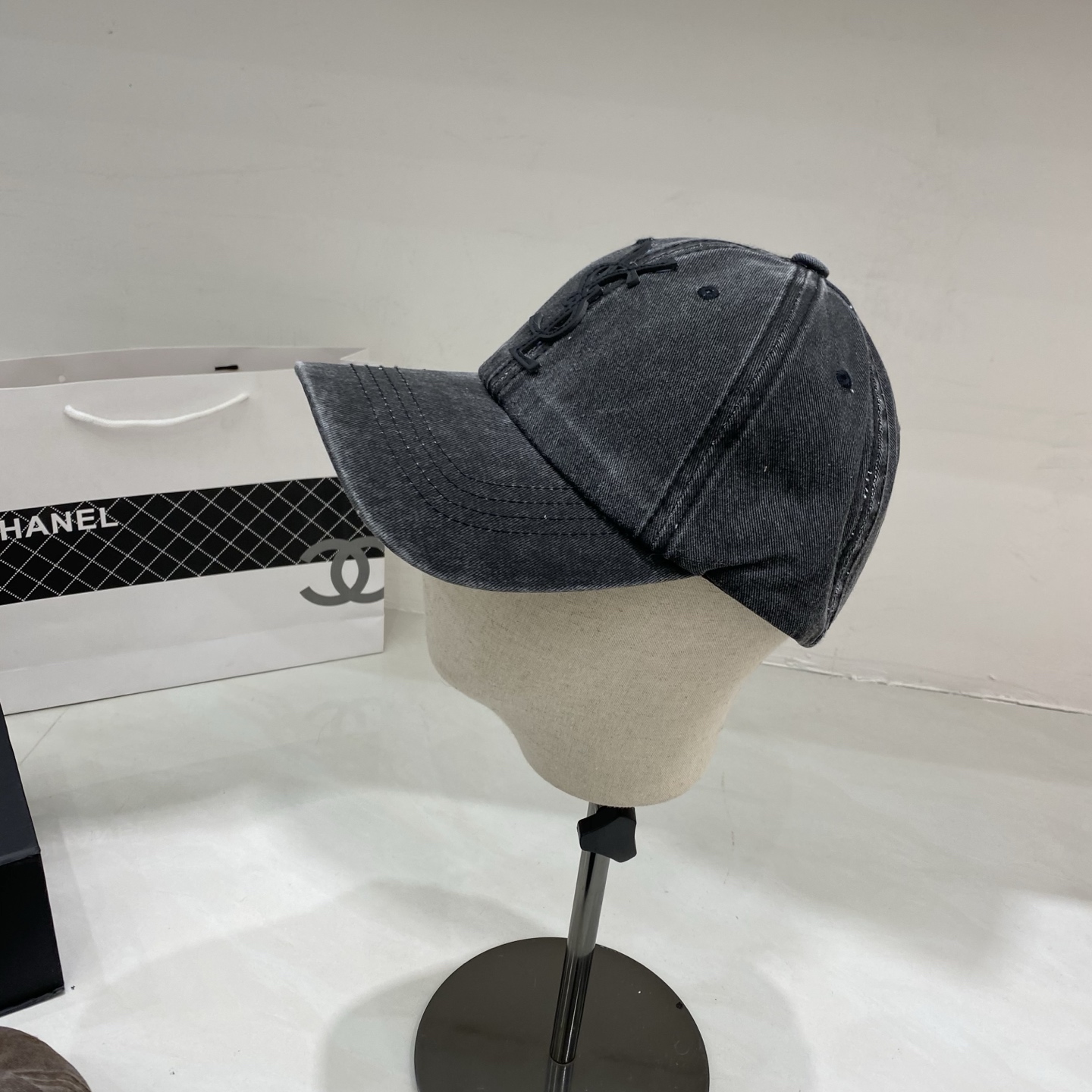 🎀Saint Laurent 做旧皮革Logo棒球帽：水洗牛仔面料搭配立体皮革徽标，将品牌的摇滚基因与复