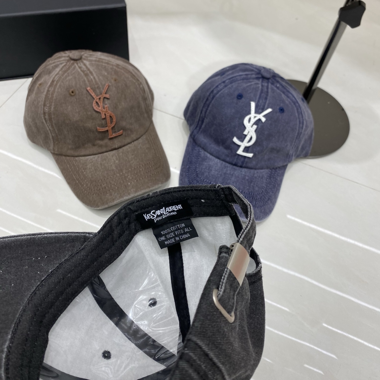 🎀Saint Laurent 做旧皮革Logo棒球帽：水洗牛仔面料搭配立体皮革徽标，将品牌的摇滚基因与复