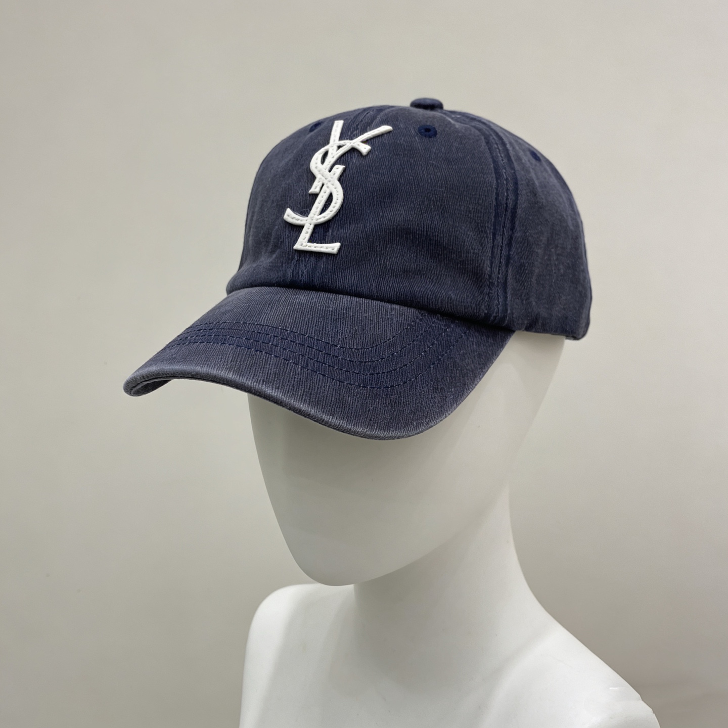 🎀Saint Laurent 做旧皮革Logo棒球帽：水洗牛仔面料搭配立体皮革徽标，将品牌的摇滚基因与复