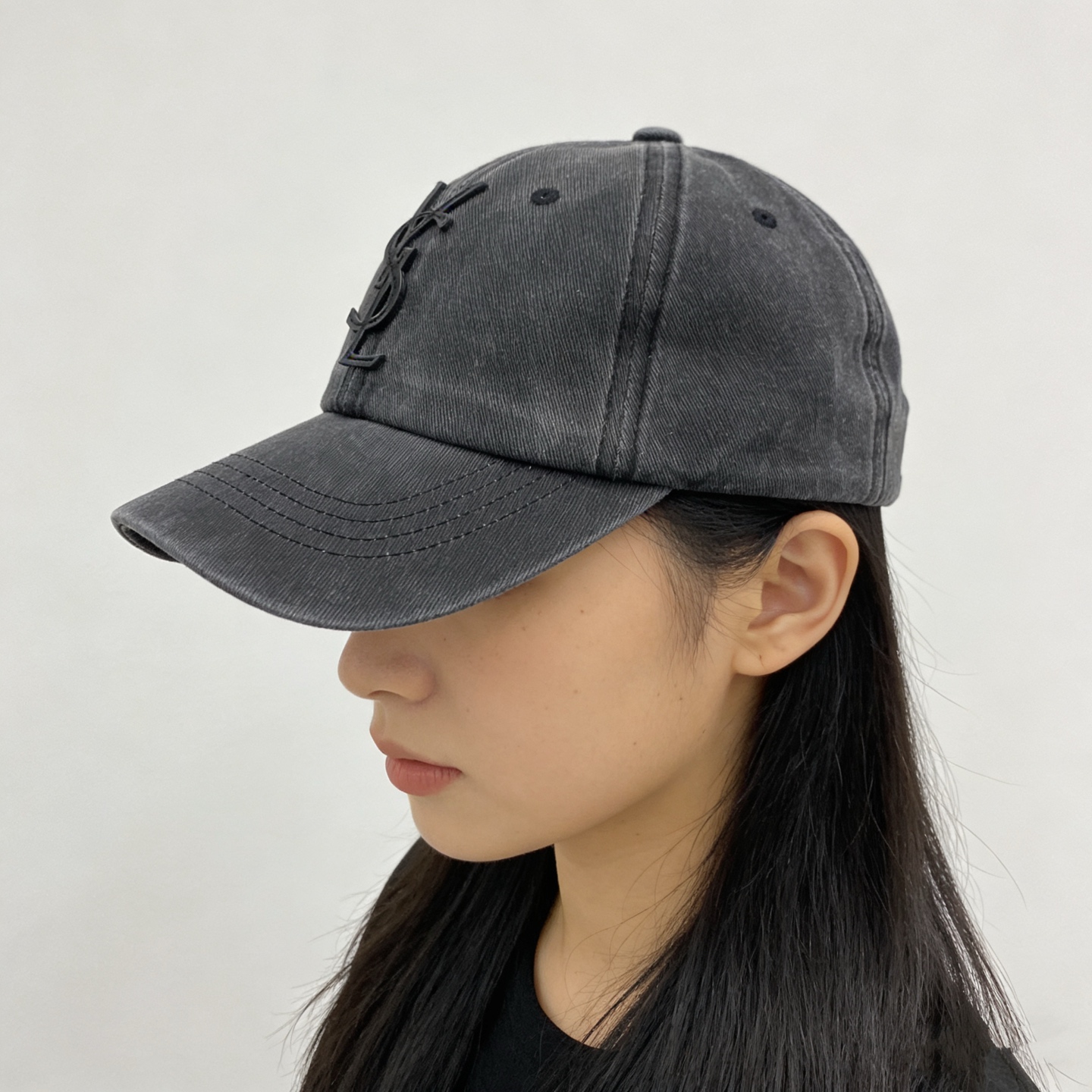 🎀Saint Laurent 做旧皮革Logo棒球帽：水洗牛仔面料搭配立体皮革徽标，将品牌的摇滚基因与复