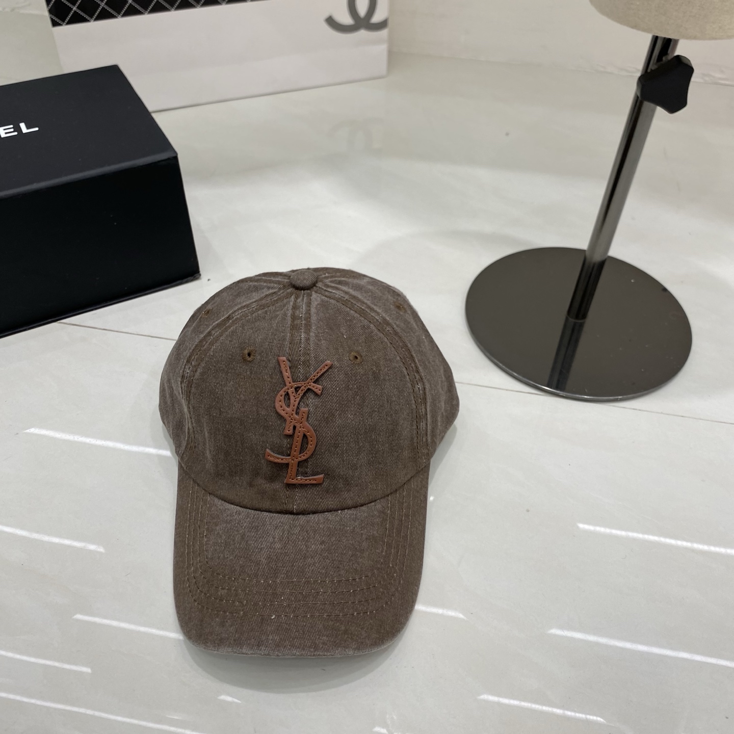 🎀Saint Laurent 做旧皮革Logo棒球帽：水洗牛仔面料搭配立体皮革徽标，将品牌的摇滚基因与复