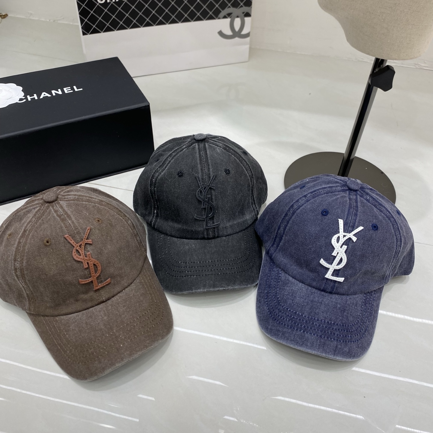 🎀Saint Laurent 做旧皮革Logo棒球帽：水洗牛仔面料搭配立体皮革徽标，将品牌的摇滚基因与复