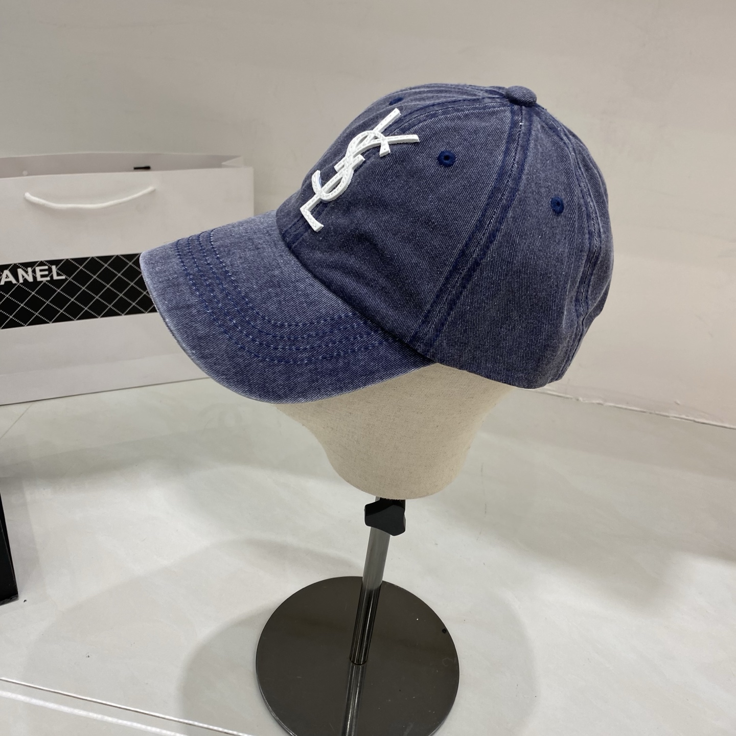 🎀Saint Laurent 做旧皮革Logo棒球帽：水洗牛仔面料搭配立体皮革徽标，将品牌的摇滚基因与复