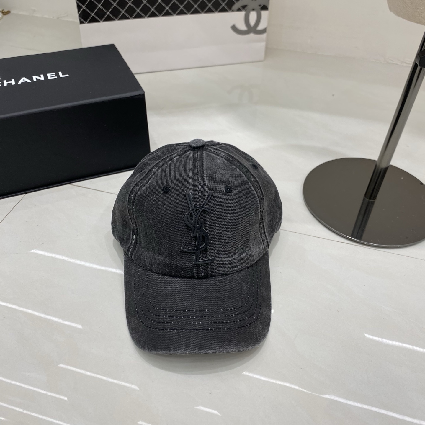 🎀Saint Laurent 做旧皮革Logo棒球帽：水洗牛仔面料搭配立体皮革徽标，将品牌的摇滚基因与复