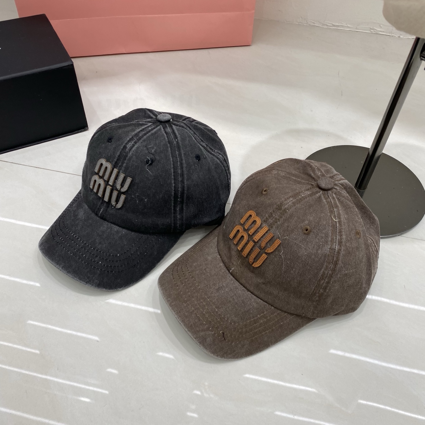 🎀Miu Miu 做旧立体Logo棒球帽：水洗牛仔面料搭配同色系立体Logo，将品牌标志性的少女感与复古