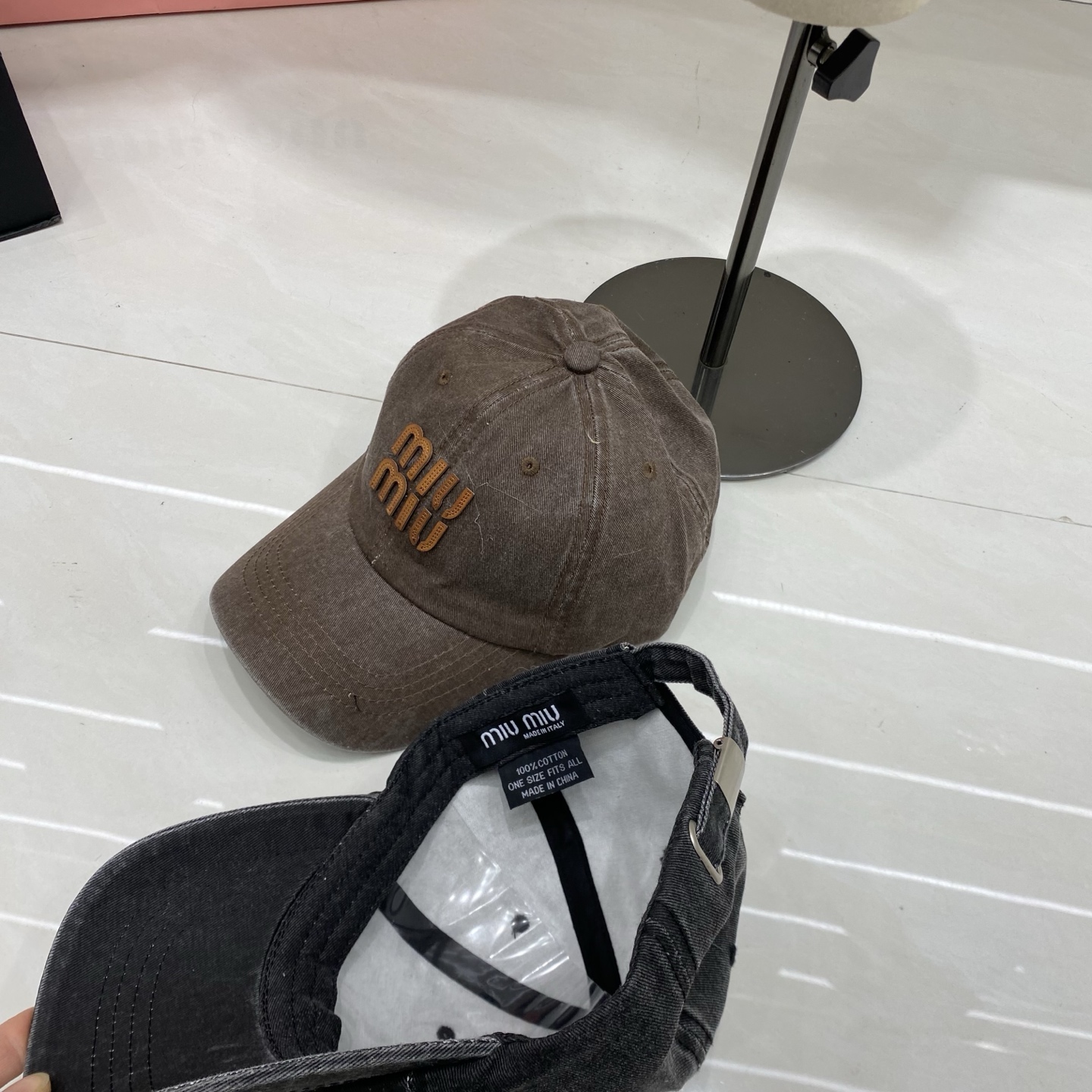 🎀Miu Miu 做旧立体Logo棒球帽：水洗牛仔面料搭配同色系立体Logo，将品牌标志性的少女感与复古