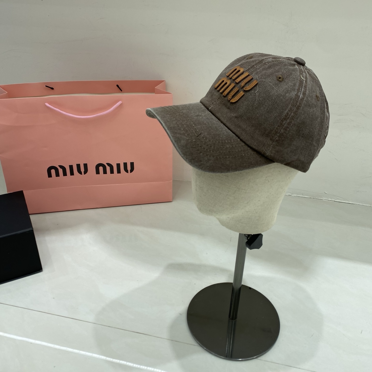 🎀Miu Miu 做旧立体Logo棒球帽：水洗牛仔面料搭配同色系立体Logo，将品牌标志性的少女感与复古