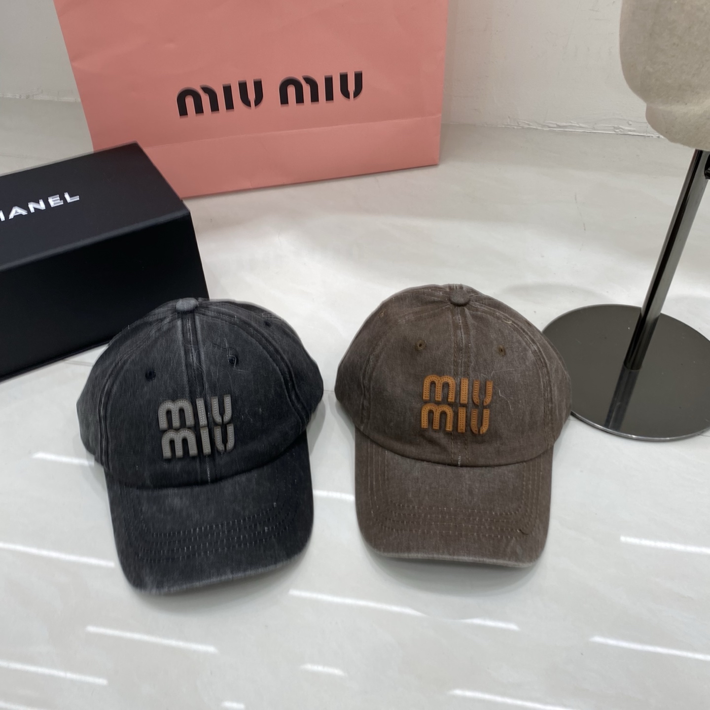 🎀Miu Miu 做旧立体Logo棒球帽：水洗牛仔面料搭配同色系立体Logo，将品牌标志性的少女感与复古