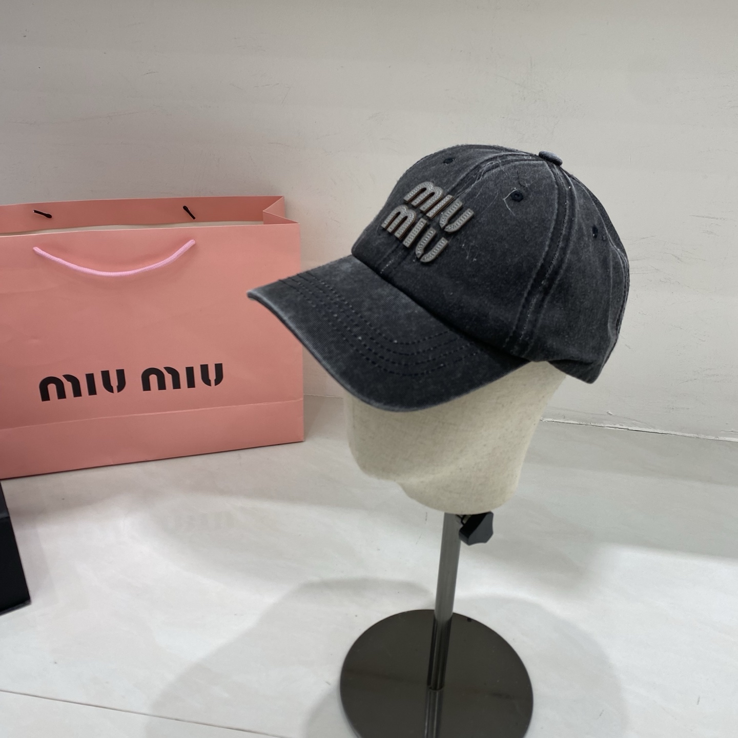 🎀Miu Miu 做旧立体Logo棒球帽：水洗牛仔面料搭配同色系立体Logo，将品牌标志性的少女感与复古