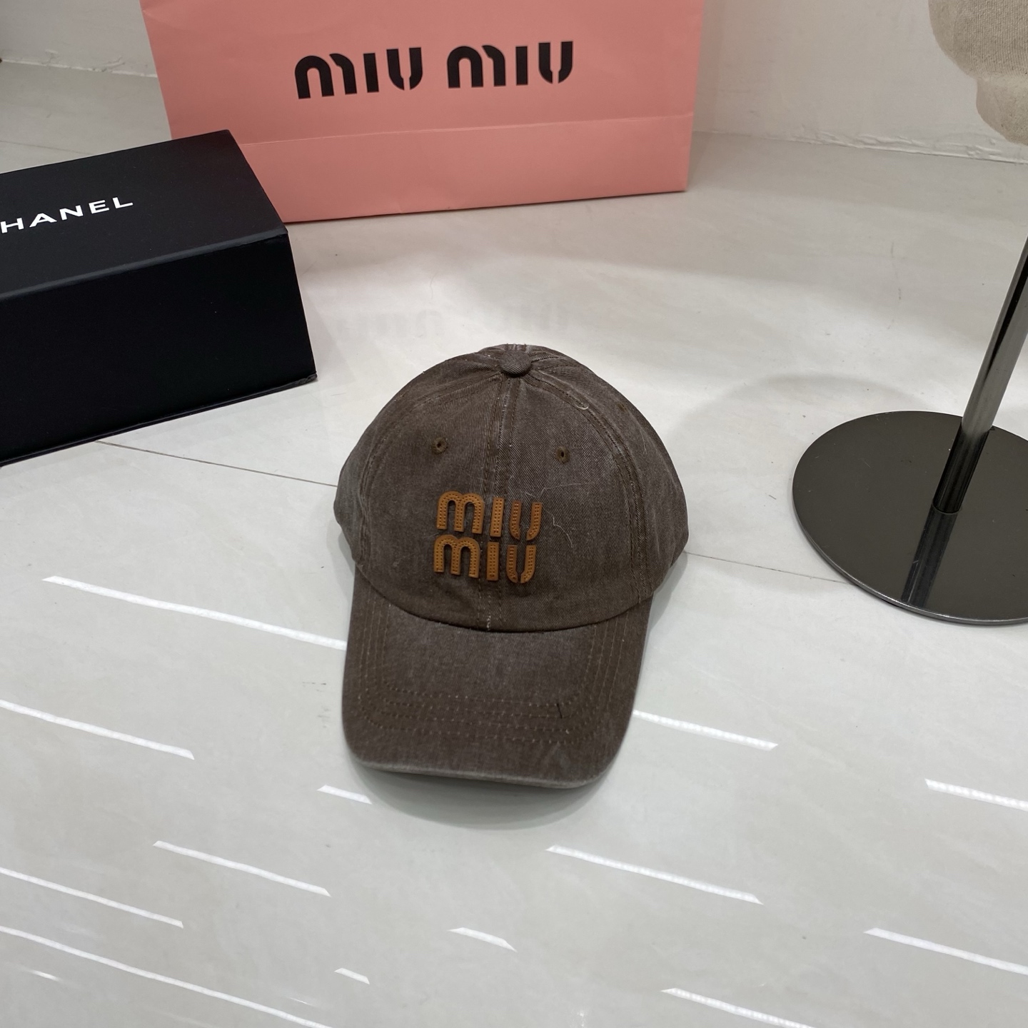 🎀Miu Miu 做旧立体Logo棒球帽：水洗牛仔面料搭配同色系立体Logo，将品牌标志性的少女感与复古