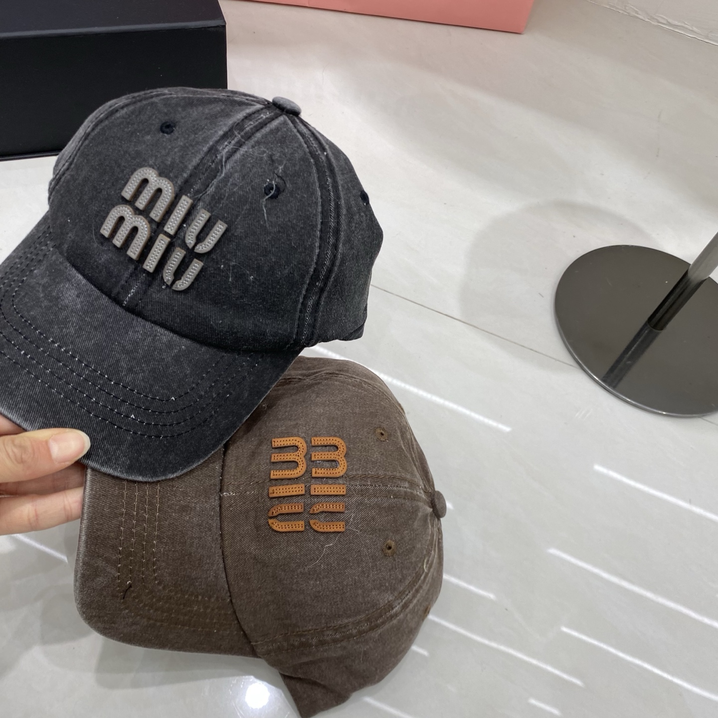 🎀Miu Miu 做旧立体Logo棒球帽：水洗牛仔面料搭配同色系立体Logo，将品牌标志性的少女感与复古