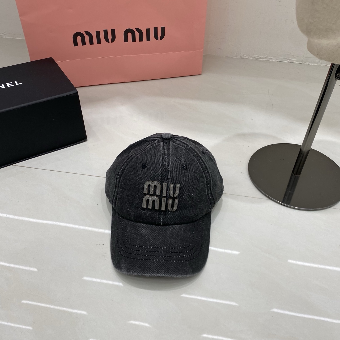 🎀Miu Miu 做旧立体Logo棒球帽：水洗牛仔面料搭配同色系立体Logo，将品牌标志性的少女感与复古
