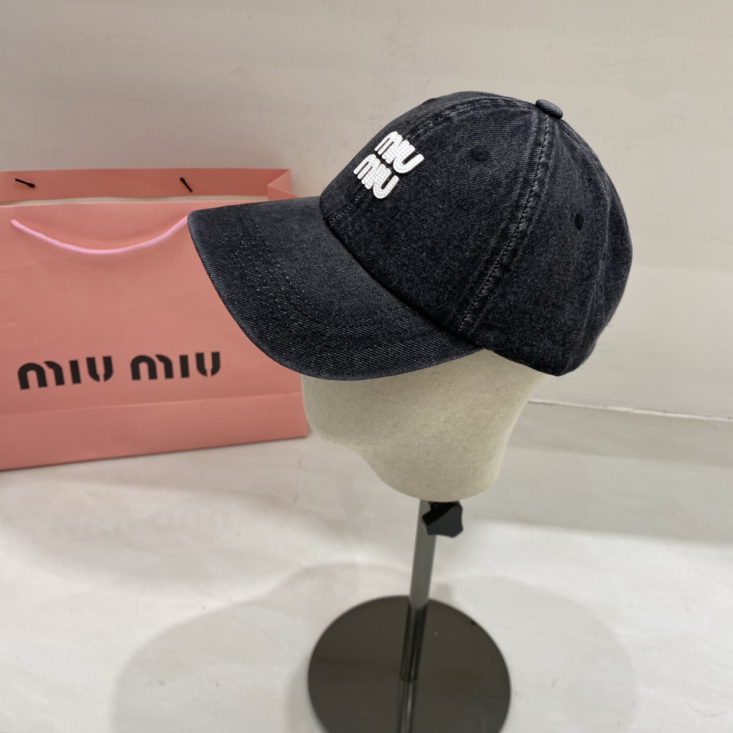 🎀Miu Miu 牛仔棒球帽 浅蓝、深蓝、黑三色水洗牛仔，自带复古滤镜，无论是搭配同品牌针织开衫、格纹衬