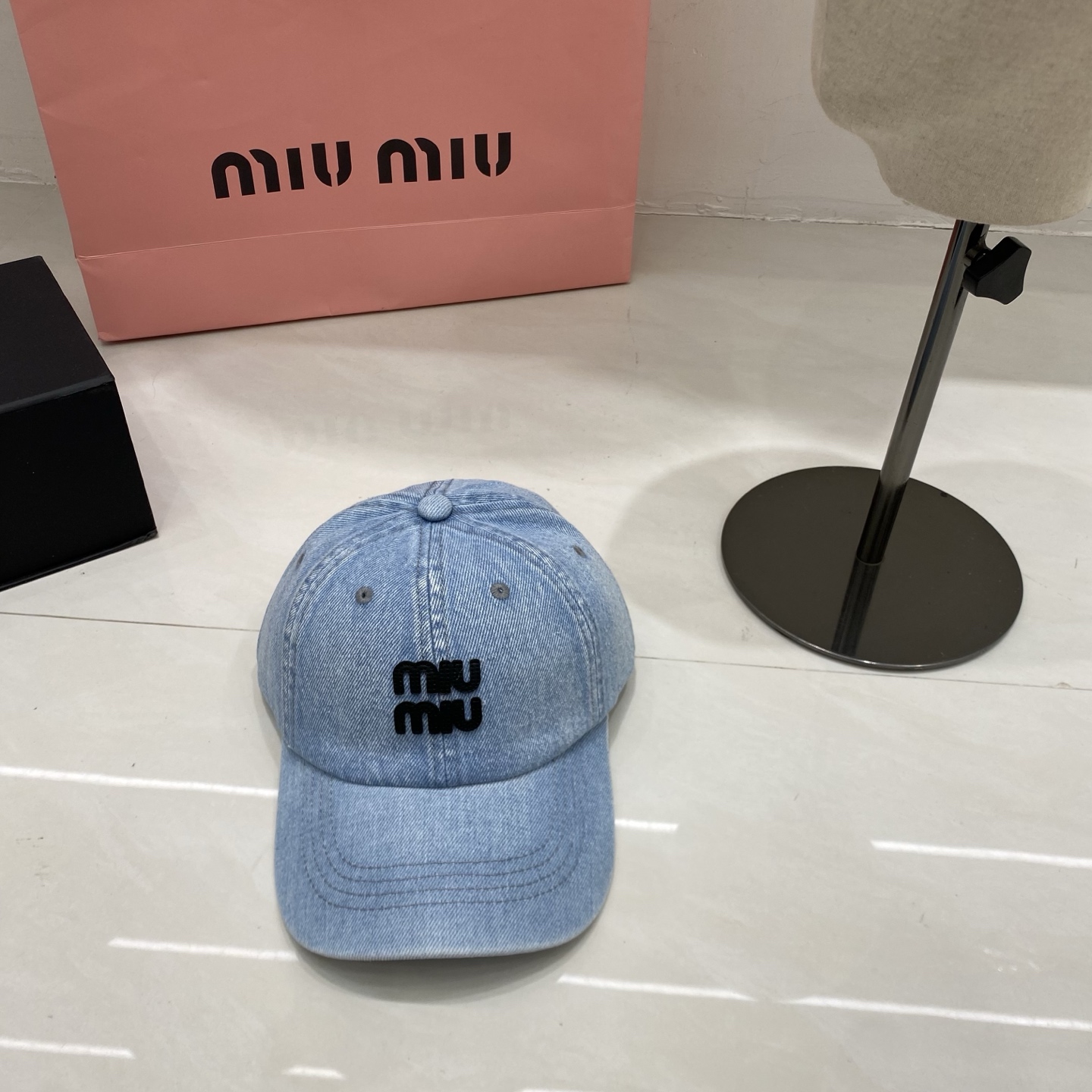 🎀Miu Miu 牛仔棒球帽 浅蓝、深蓝、黑三色水洗牛仔，自带复古滤镜，无论是搭配同品牌针织开衫、格纹衬