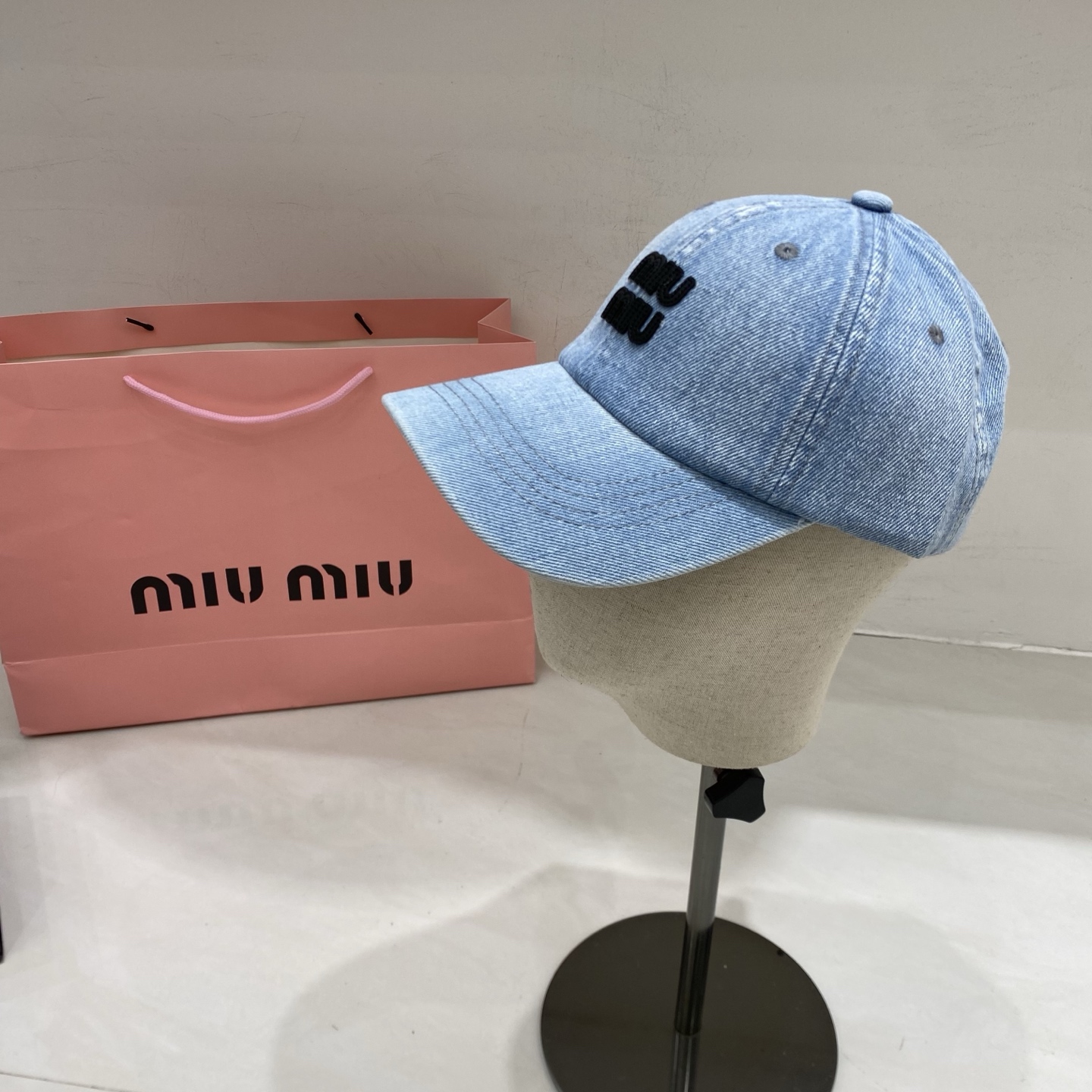 🎀Miu Miu 牛仔棒球帽 浅蓝、深蓝、黑三色水洗牛仔，自带复古滤镜，无论是搭配同品牌针织开衫、格纹衬