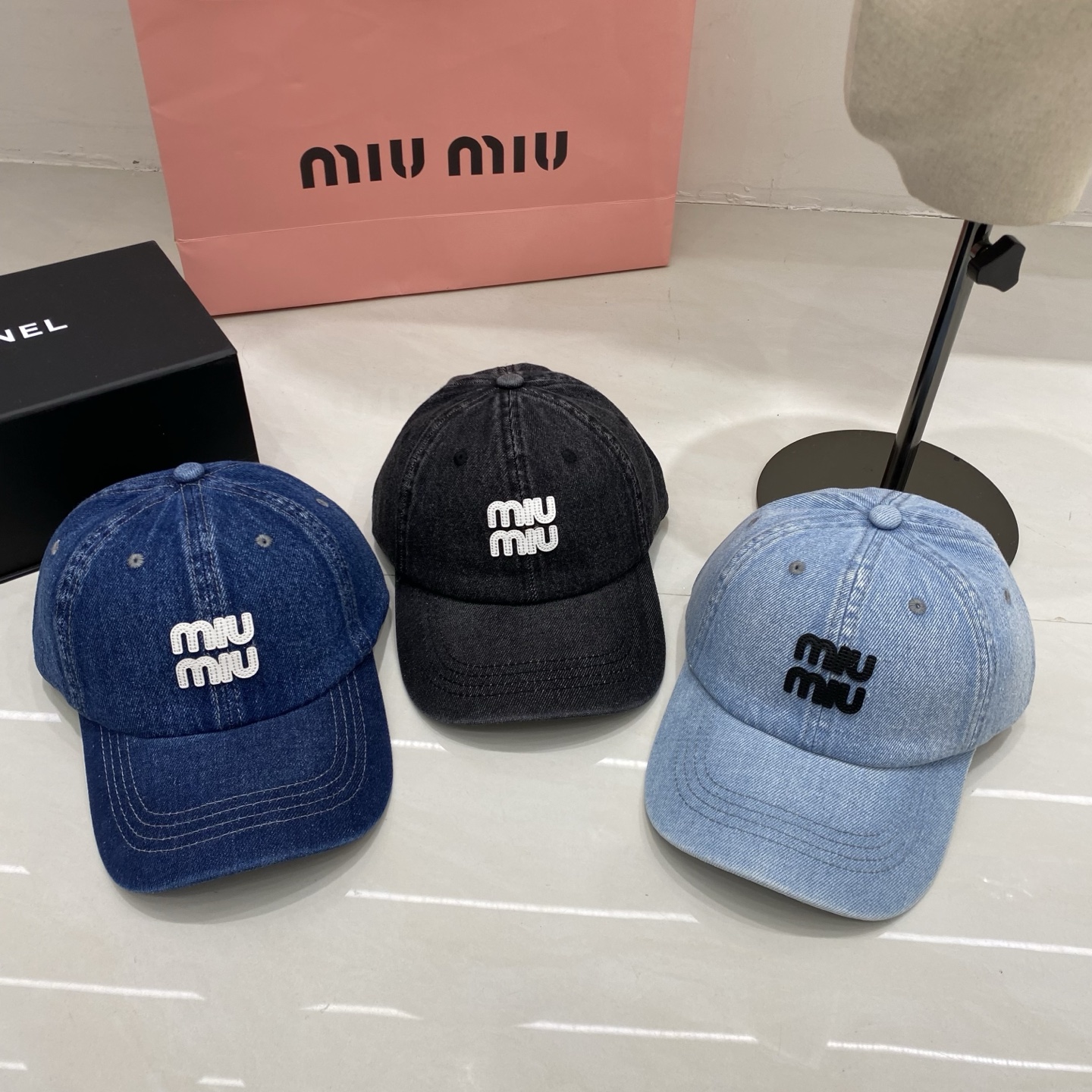 🎀Miu Miu 牛仔棒球帽 浅蓝、深蓝、黑三色水洗牛仔，自带复古滤镜，无论是搭配同品牌针织开衫、格纹衬