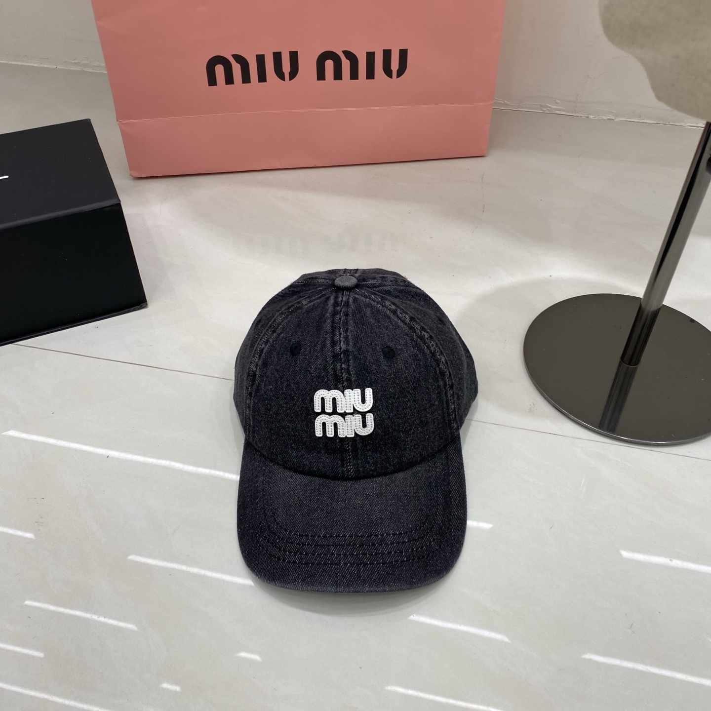 🎀Miu Miu 牛仔棒球帽 浅蓝、深蓝、黑三色水洗牛仔，自带复古滤镜，无论是搭配同品牌针织开衫、格纹衬