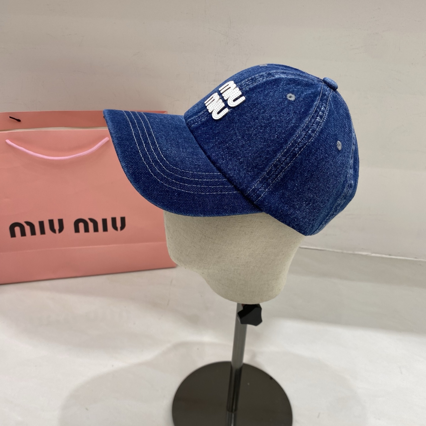🎀Miu Miu 牛仔棒球帽 浅蓝、深蓝、黑三色水洗牛仔，自带复古滤镜，无论是搭配同品牌针织开衫、格纹衬