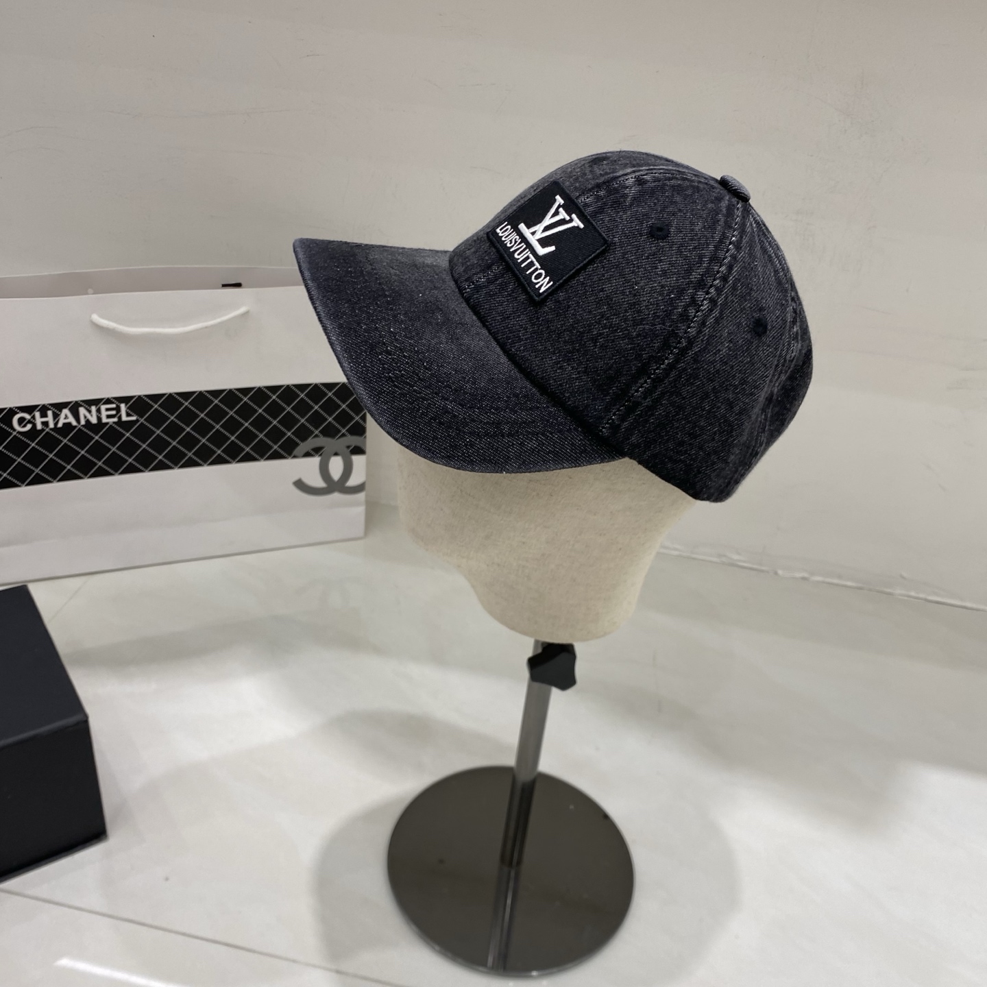 🎀LV牛仔棒球帽，标志性的品牌Logo贴布，经典奢华混搭复古休闲，非常适合打造高质感的街头时尚造型