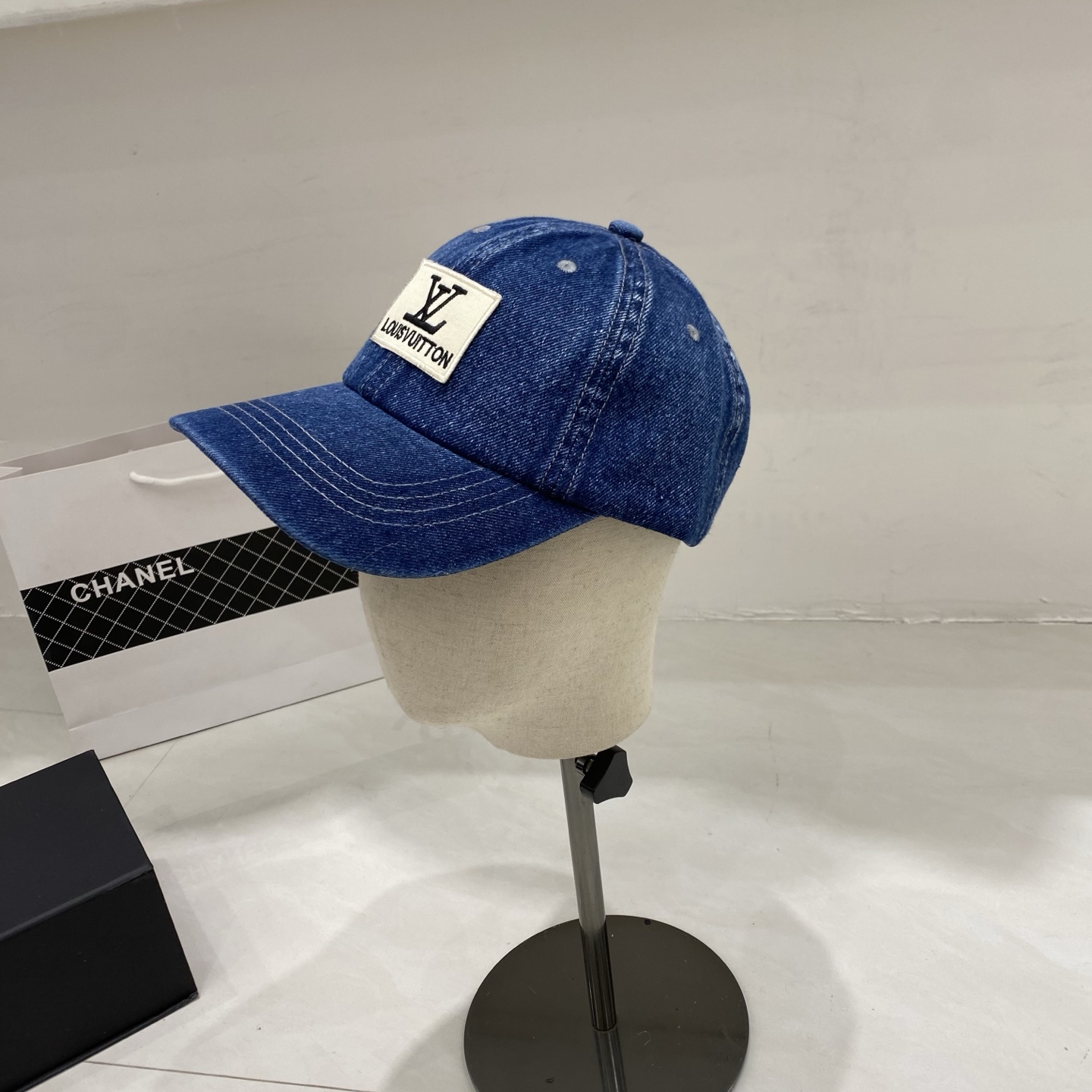 🎀LV牛仔棒球帽，标志性的品牌Logo贴布，经典奢华混搭复古休闲，非常适合打造高质感的街头时尚造型