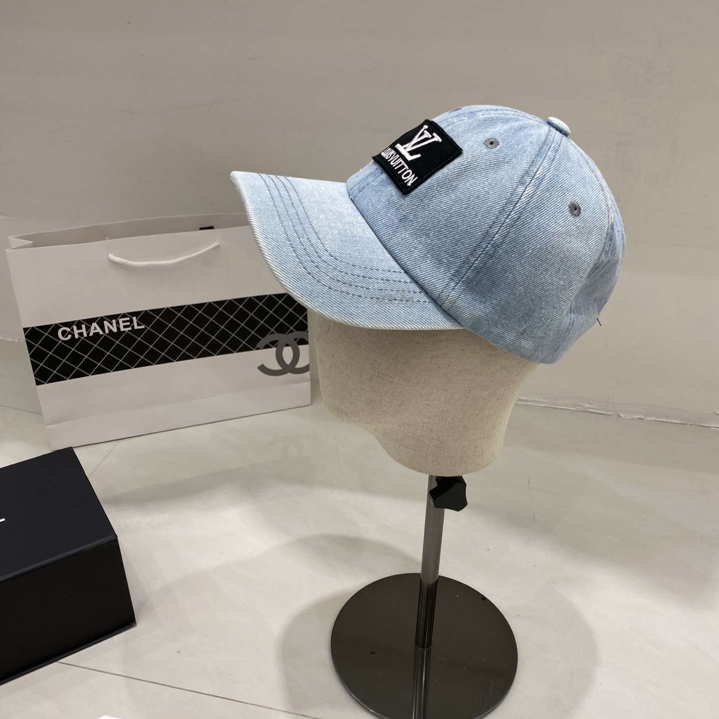 🎀LV牛仔棒球帽，标志性的品牌Logo贴布，经典奢华混搭复古休闲，非常适合打造高质感的街头时尚造型