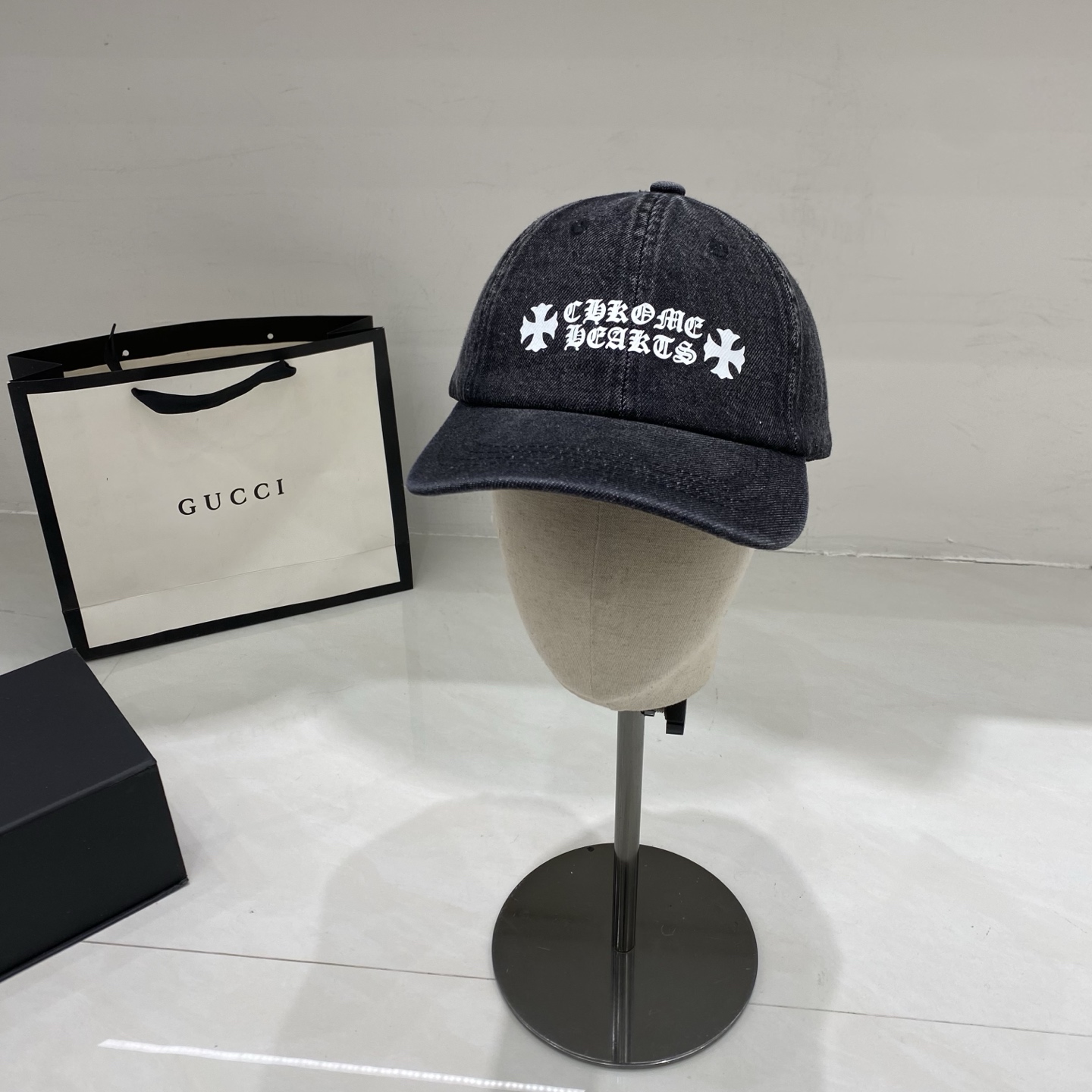 🎀克罗心牛仔棒球帽，黑、深、浅三种牛仔色调覆盖了不同穿搭场景，结合标志性的潮流符号，辨识度与个性感极强，