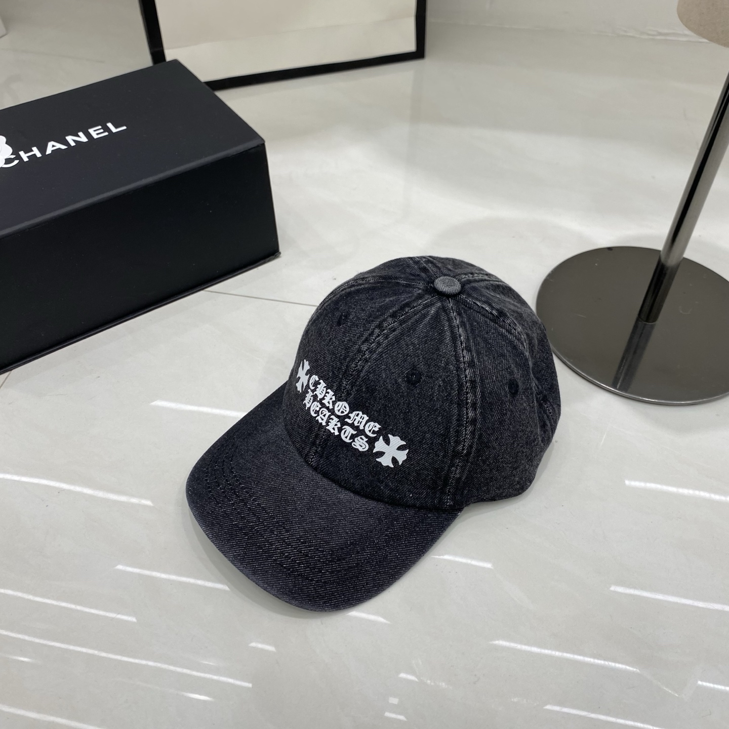 🎀克罗心牛仔棒球帽，黑、深、浅三种牛仔色调覆盖了不同穿搭场景，结合标志性的潮流符号，辨识度与个性感极强，