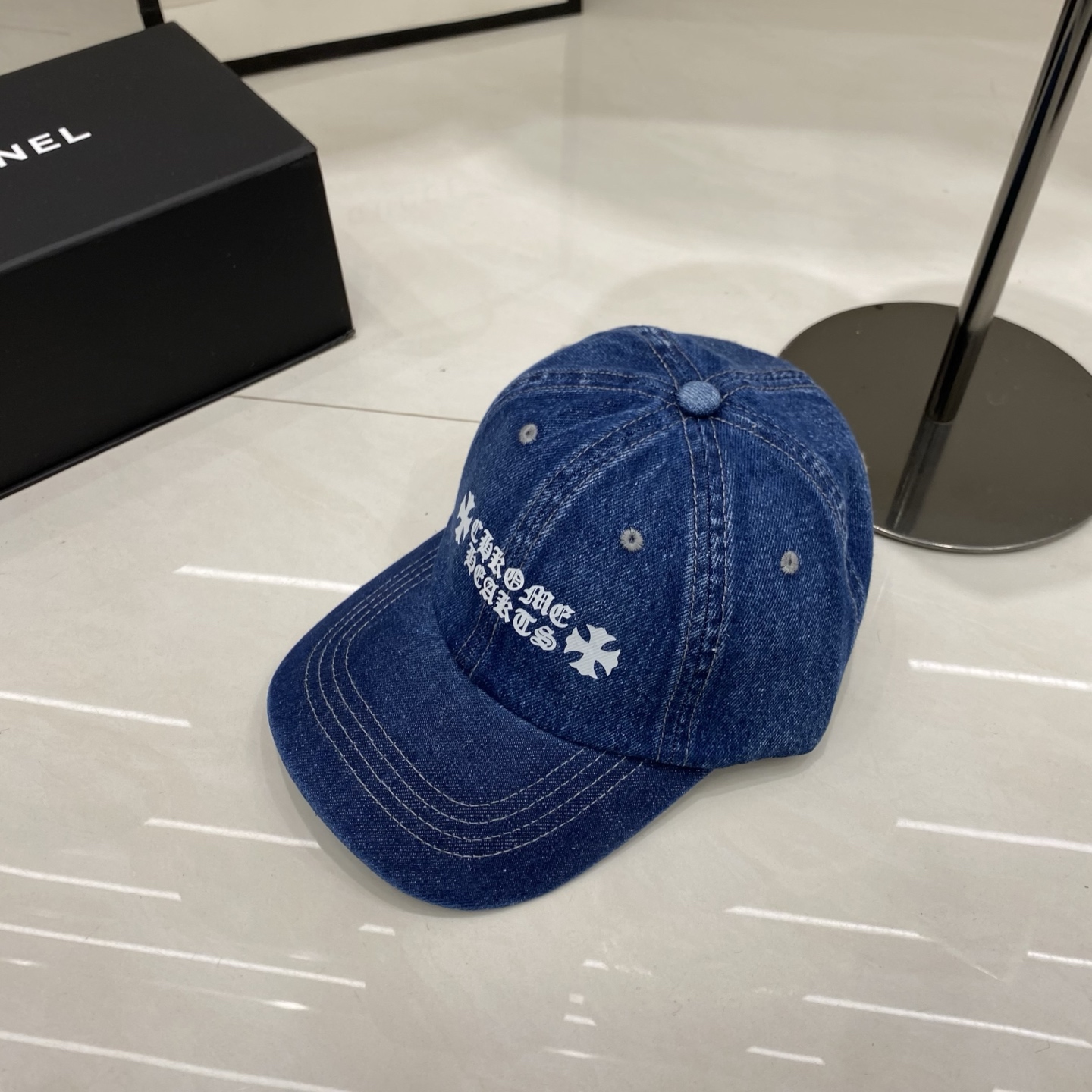 🎀克罗心牛仔棒球帽，黑、深、浅三种牛仔色调覆盖了不同穿搭场景，结合标志性的潮流符号，辨识度与个性感极强，