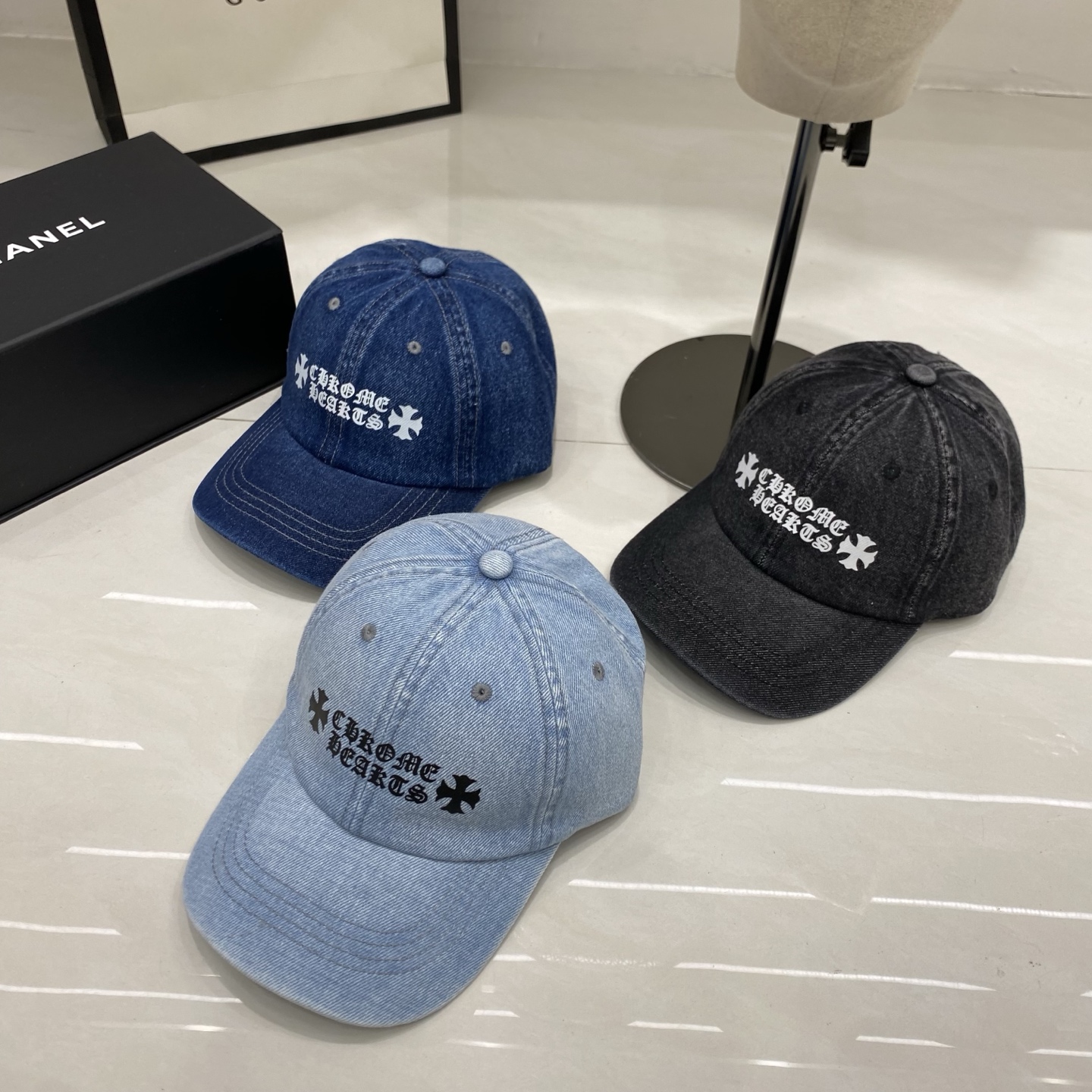 🎀克罗心牛仔棒球帽，黑、深、浅三种牛仔色调覆盖了不同穿搭场景，结合标志性的潮流符号，辨识度与个性感极强，