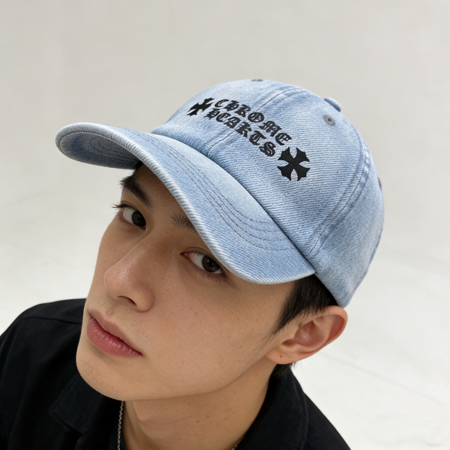 🎀克罗心牛仔棒球帽，黑、深、浅三种牛仔色调覆盖了不同穿搭场景，结合标志性的潮流符号，辨识度与个性感极强，