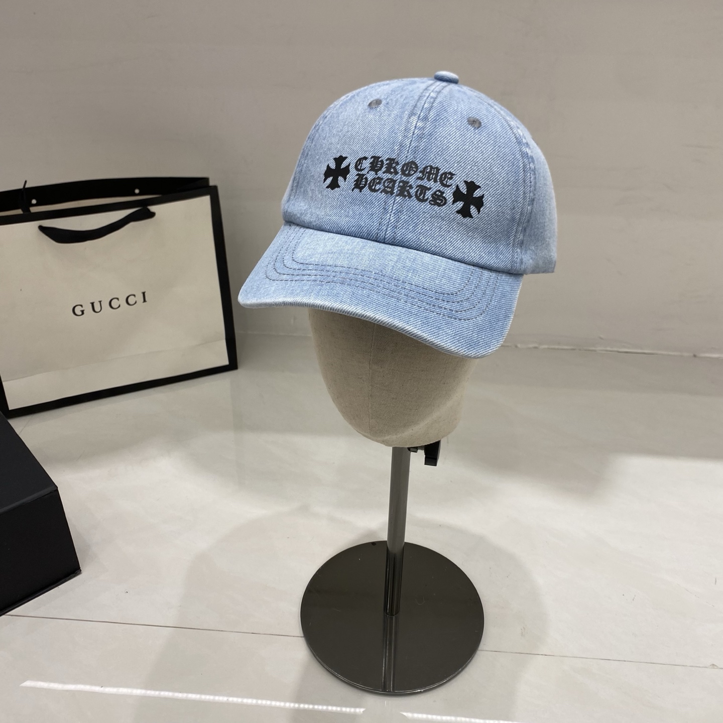 🎀克罗心牛仔棒球帽，黑、深、浅三种牛仔色调覆盖了不同穿搭场景，结合标志性的潮流符号，辨识度与个性感极强，