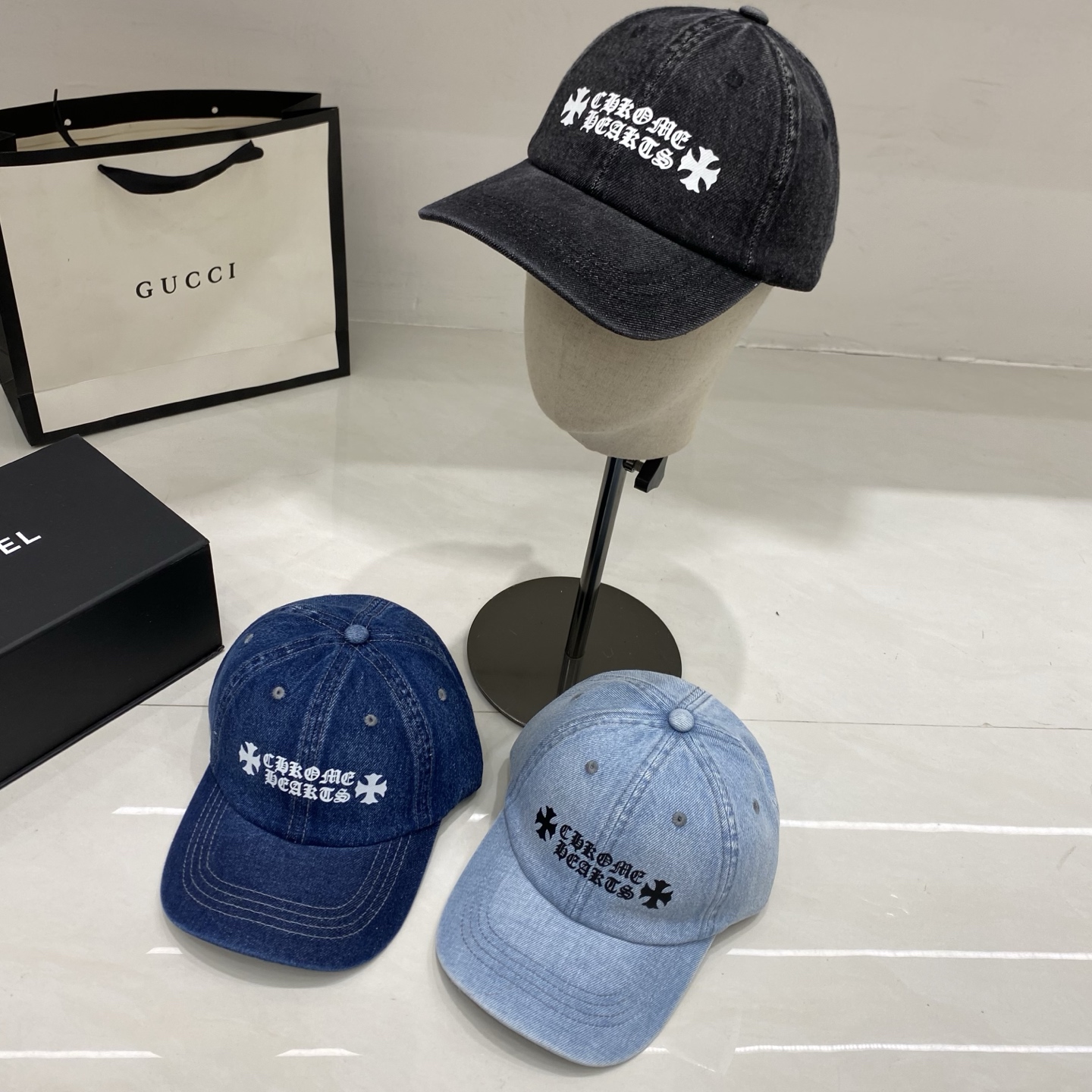 🎀克罗心牛仔棒球帽，黑、深、浅三种牛仔色调覆盖了不同穿搭场景，结合标志性的潮流符号，辨识度与个性感极强，