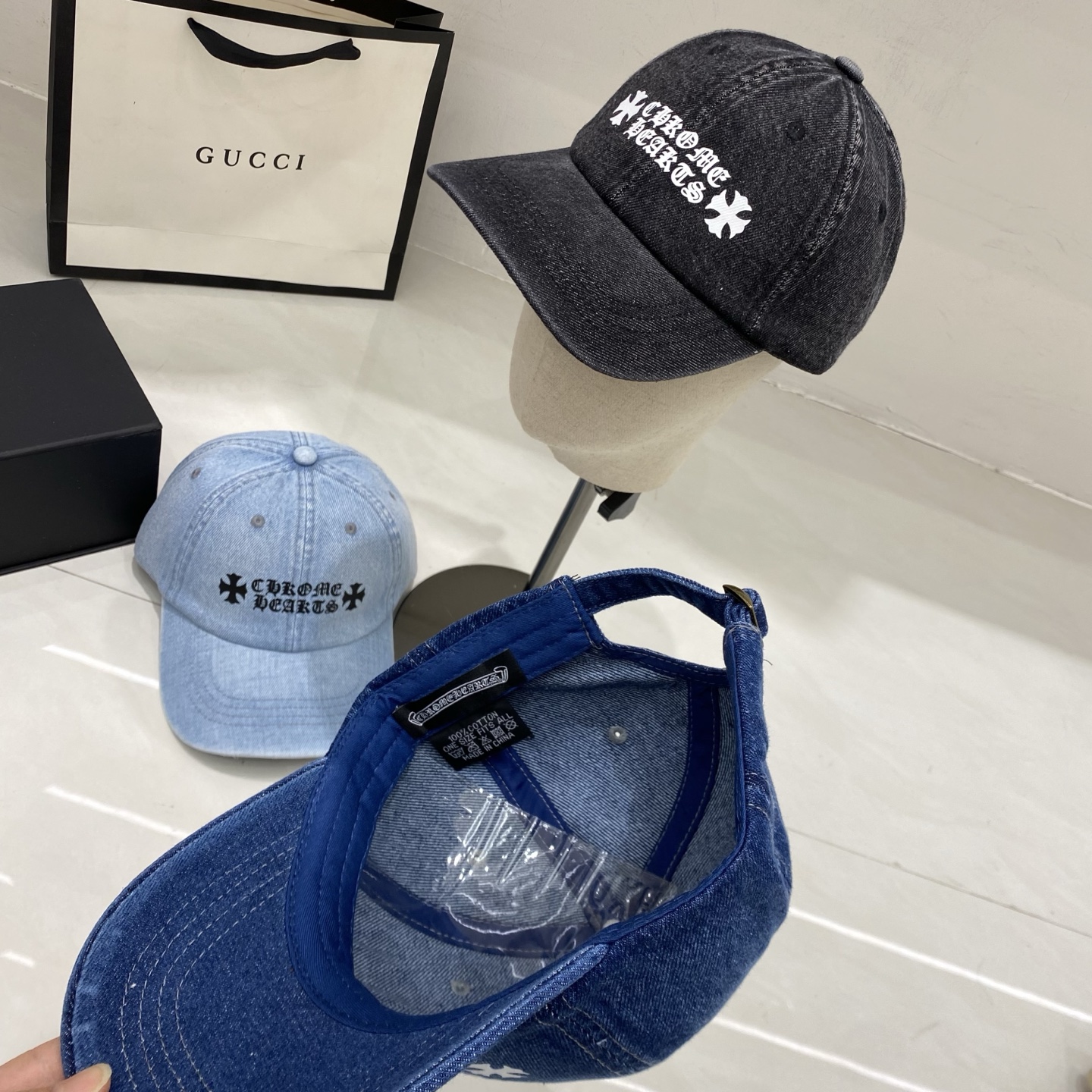 🎀克罗心牛仔棒球帽，黑、深、浅三种牛仔色调覆盖了不同穿搭场景，结合标志性的潮流符号，辨识度与个性感极强，