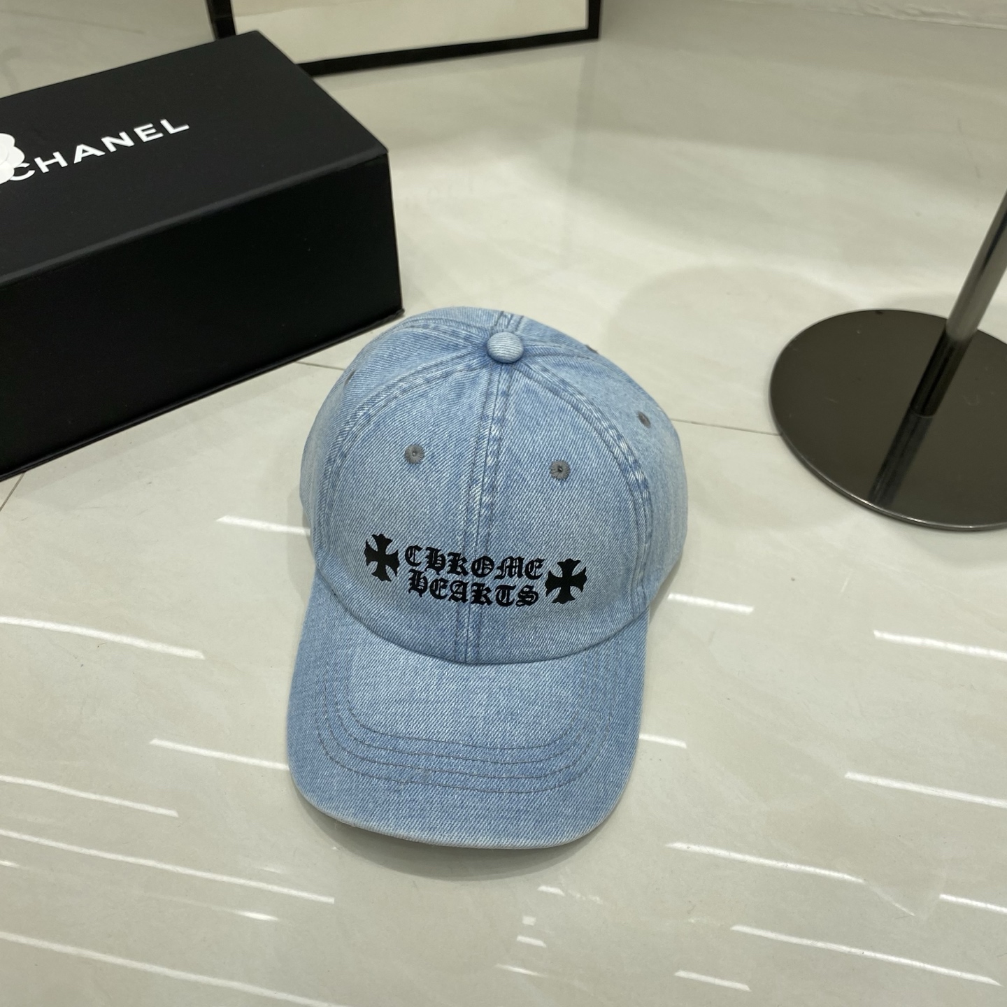 🎀克罗心牛仔棒球帽，黑、深、浅三种牛仔色调覆盖了不同穿搭场景，结合标志性的潮流符号，辨识度与个性感极强，