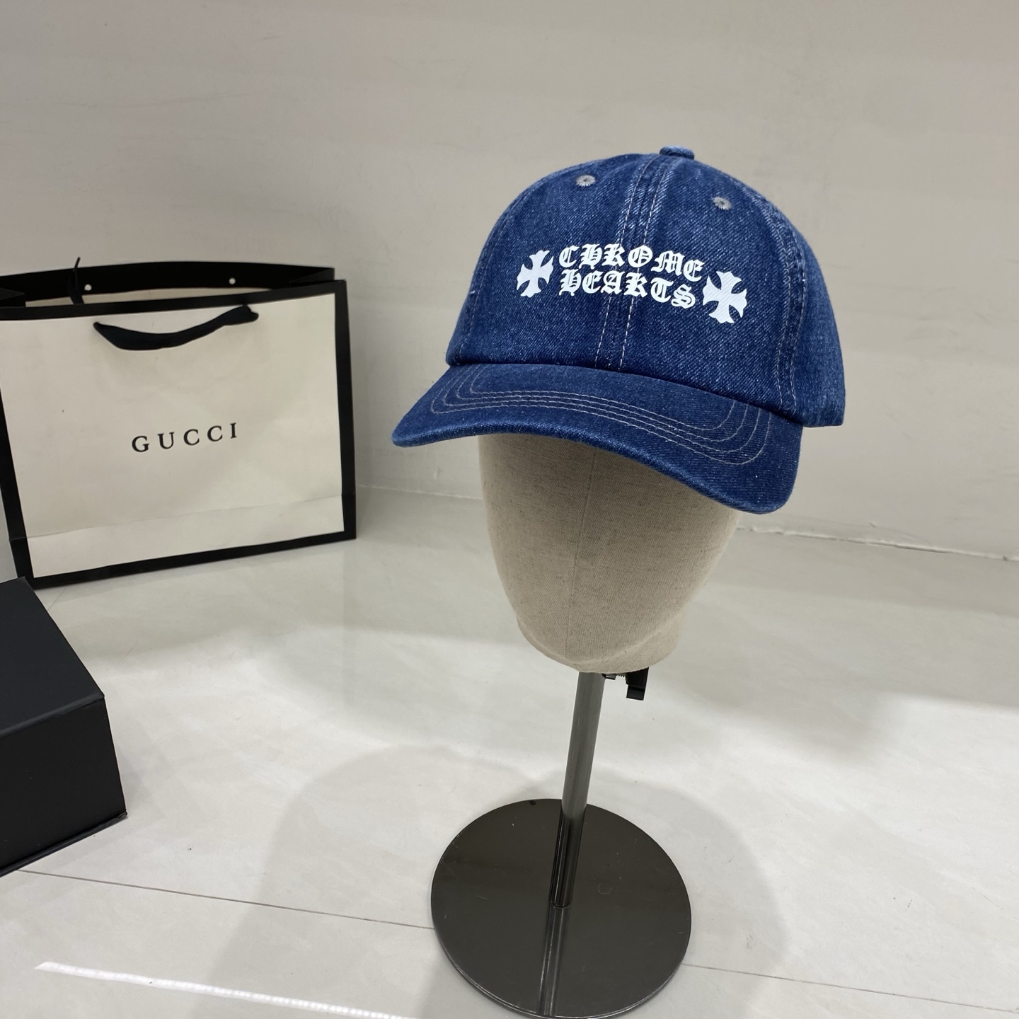 🎀克罗心牛仔棒球帽，黑、深、浅三种牛仔色调覆盖了不同穿搭场景，结合标志性的潮流符号，辨识度与个性感极强，