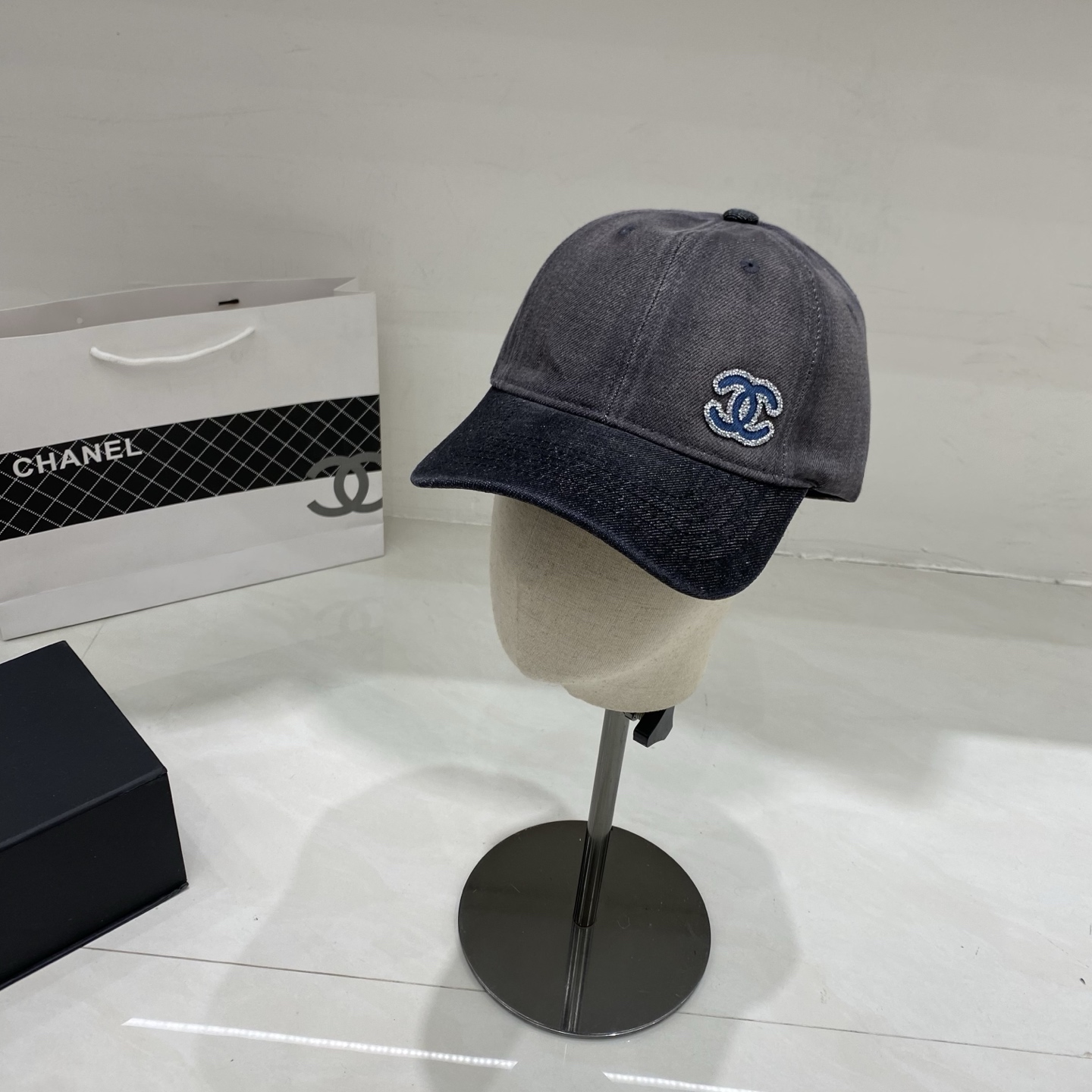🎀Chanel香奈儿牛仔棒球帽，经典双C logo点缀水钻，水洗蓝与深灰双色可选，轻松拿捏法式休闲感，日