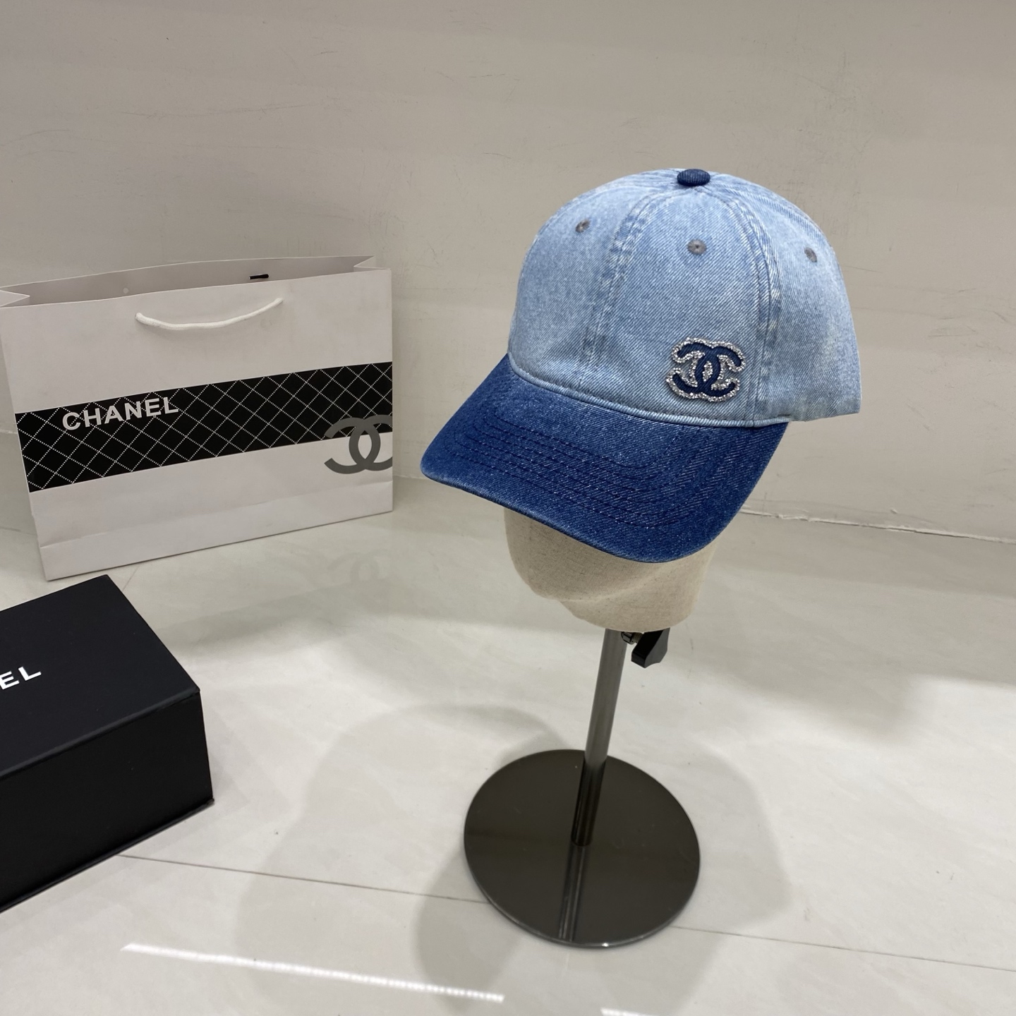 🎀Chanel香奈儿牛仔棒球帽，经典双C logo点缀水钻，水洗蓝与深灰双色可选，轻松拿捏法式休闲感，日