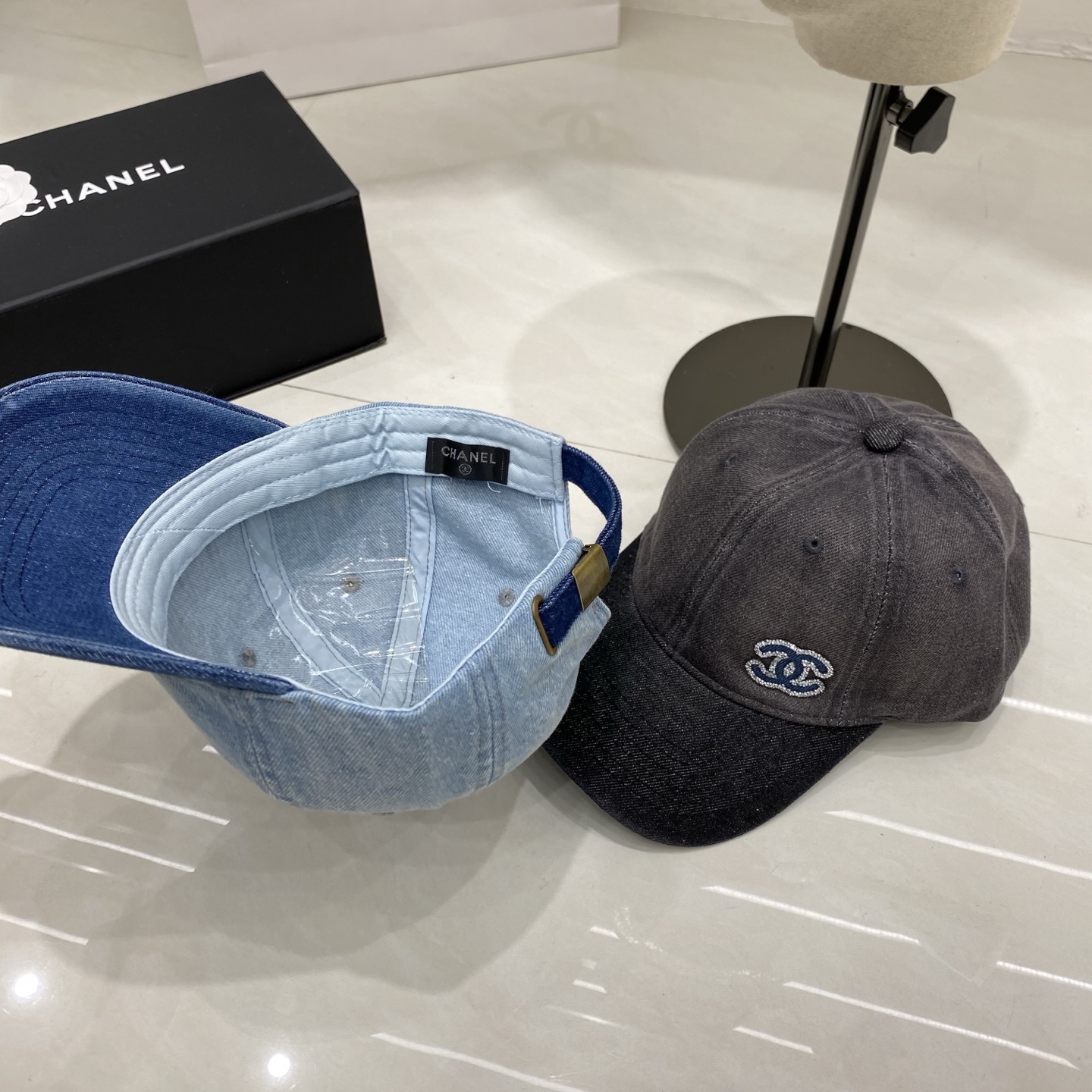 🎀Chanel香奈儿牛仔棒球帽，经典双C logo点缀水钻，水洗蓝与深灰双色可选，轻松拿捏法式休闲感，日
