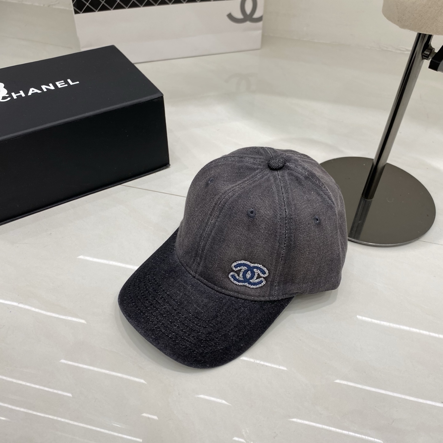 🎀Chanel香奈儿牛仔棒球帽，经典双C logo点缀水钻，水洗蓝与深灰双色可选，轻松拿捏法式休闲感，日