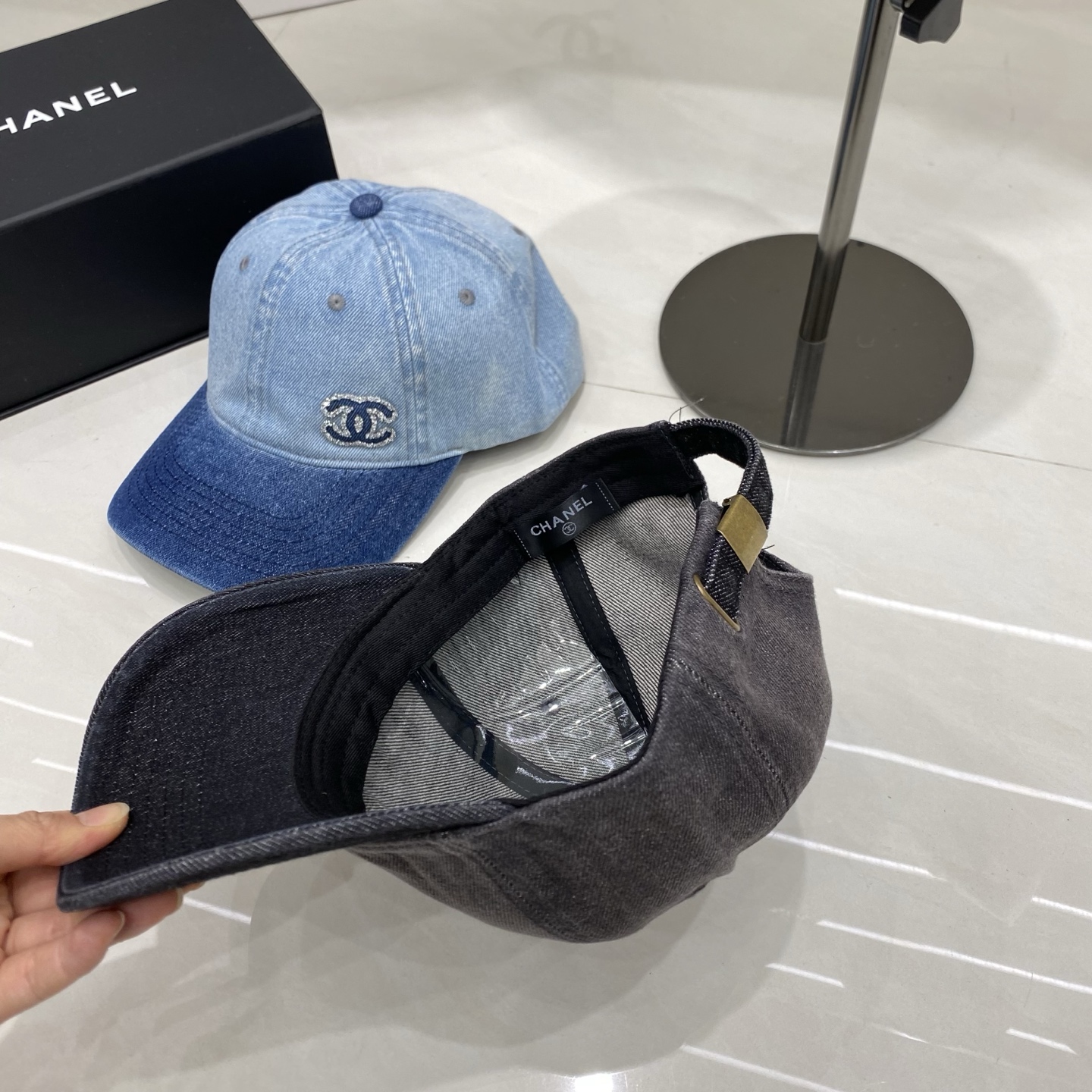 🎀Chanel香奈儿牛仔棒球帽，经典双C logo点缀水钻，水洗蓝与深灰双色可选，轻松拿捏法式休闲感，日