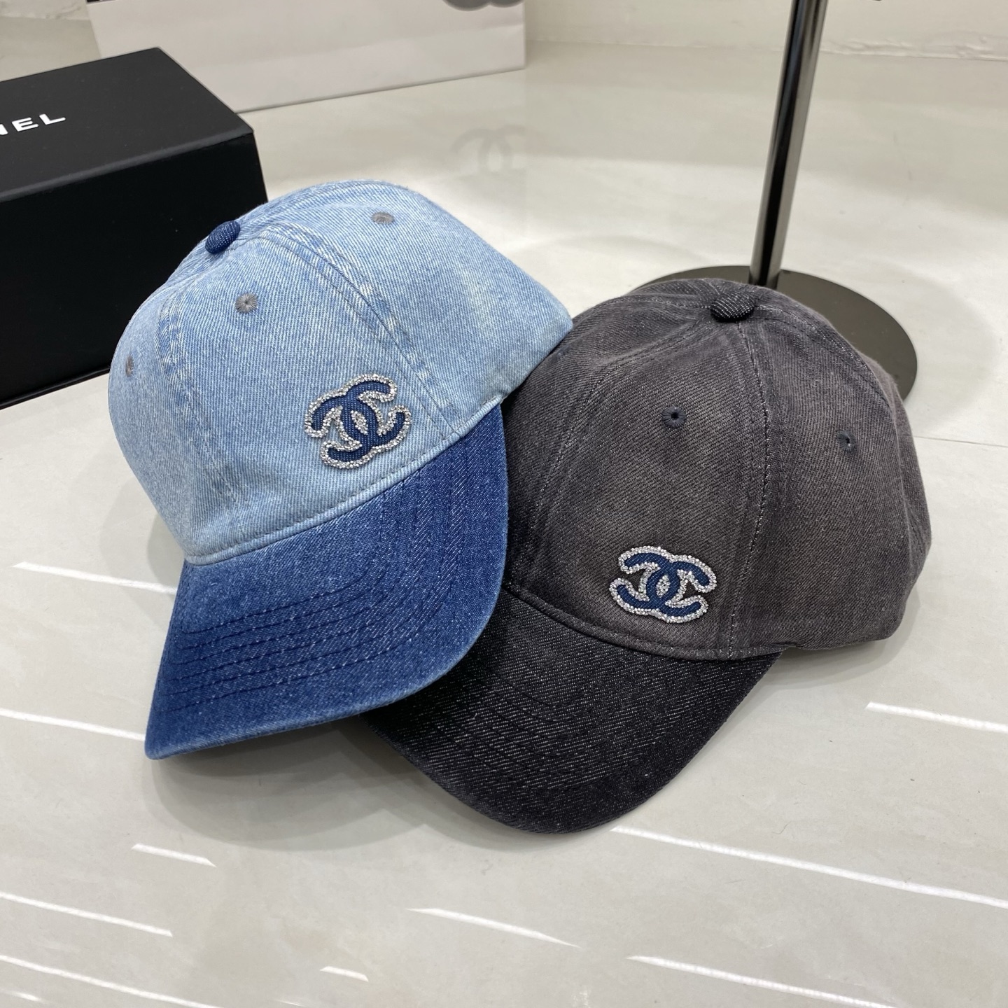 🎀Chanel香奈儿牛仔棒球帽，经典双C logo点缀水钻，水洗蓝与深灰双色可选，轻松拿捏法式休闲感，日