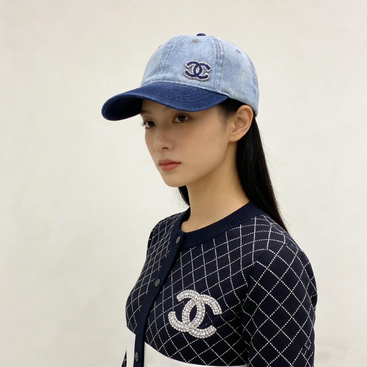 🎀Chanel香奈儿牛仔棒球帽，经典双C logo点缀水钻，水洗蓝与深灰双色可选，轻松拿捏法式休闲感，日