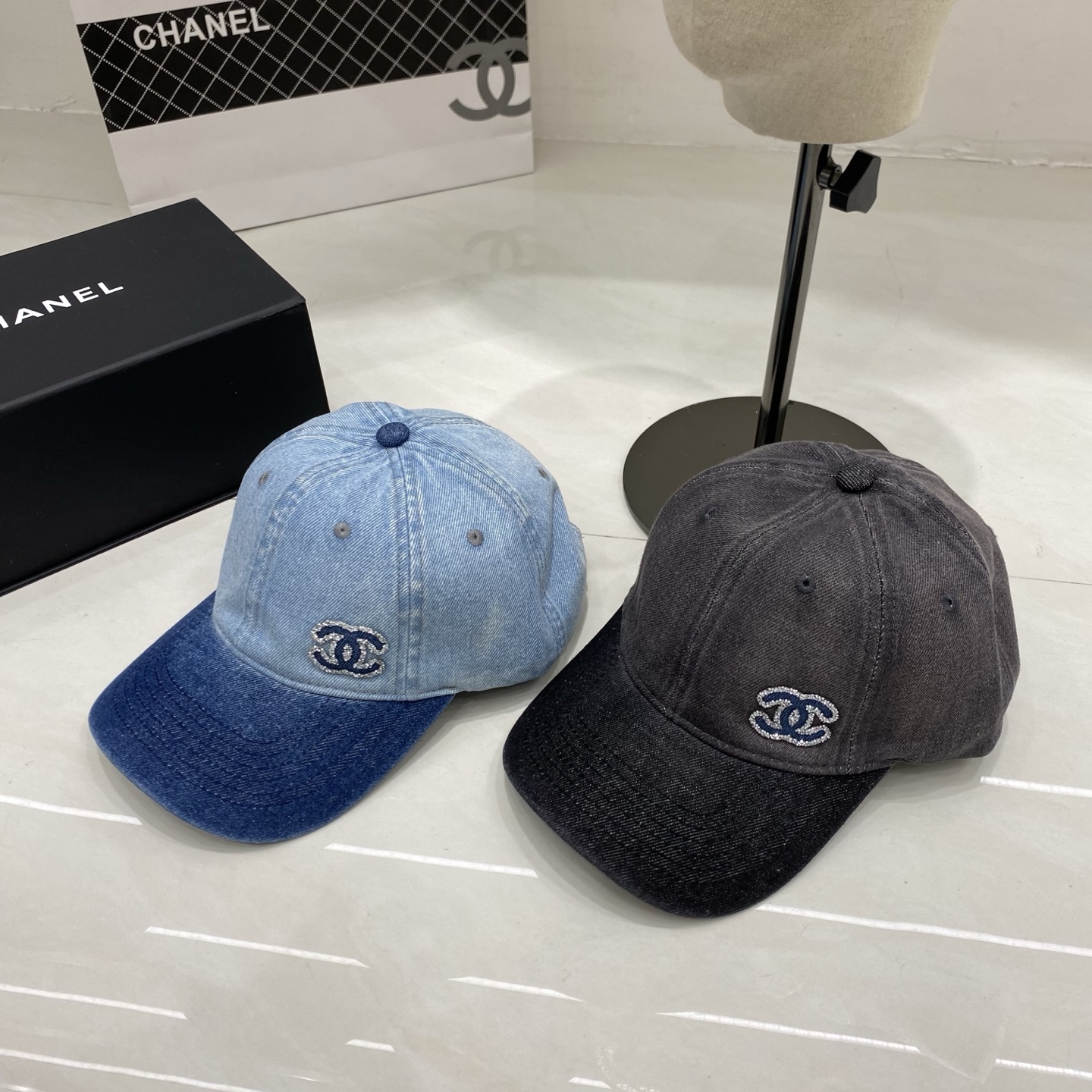 🎀Chanel香奈儿牛仔棒球帽，经典双C logo点缀水钻，水洗蓝与深灰双色可选，轻松拿捏法式休闲感，日