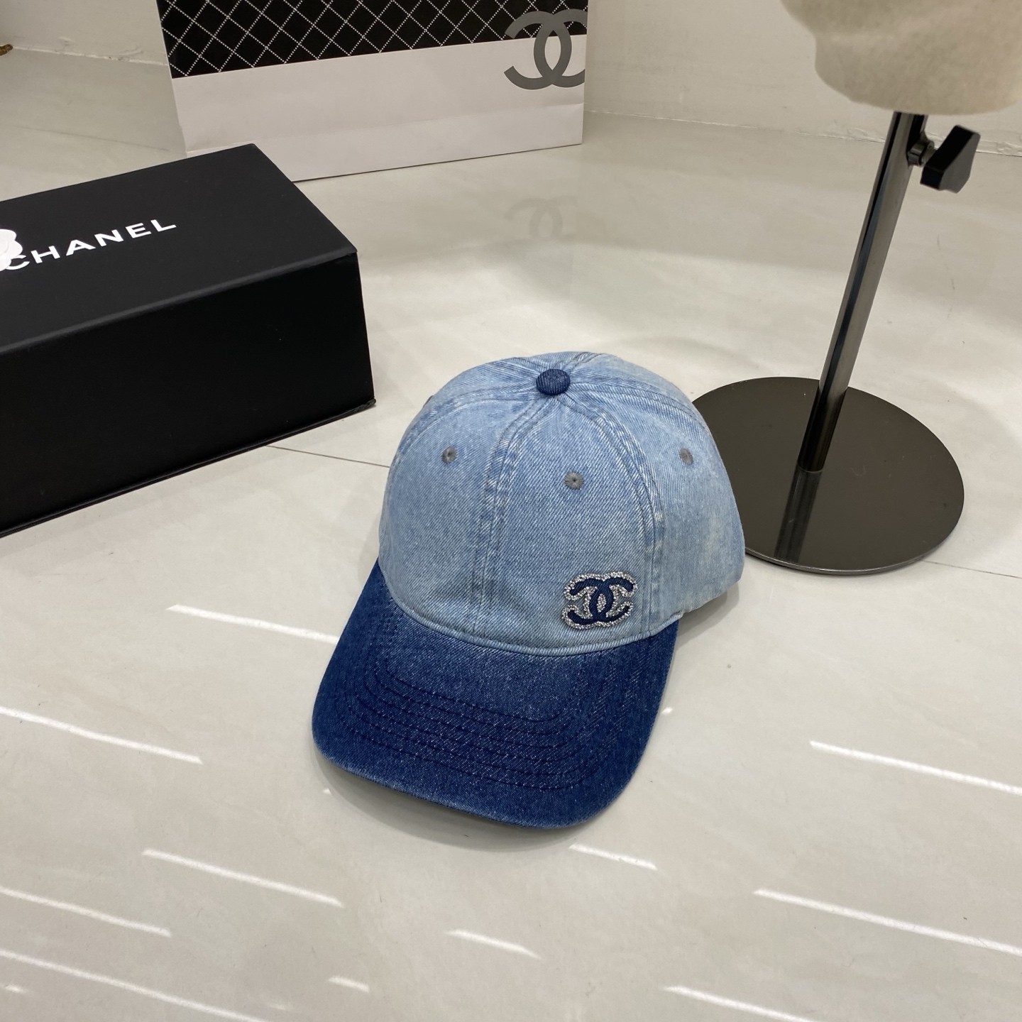 🎀Chanel香奈儿牛仔棒球帽，经典双C logo点缀水钻，水洗蓝与深灰双色可选，轻松拿捏法式休闲感，日